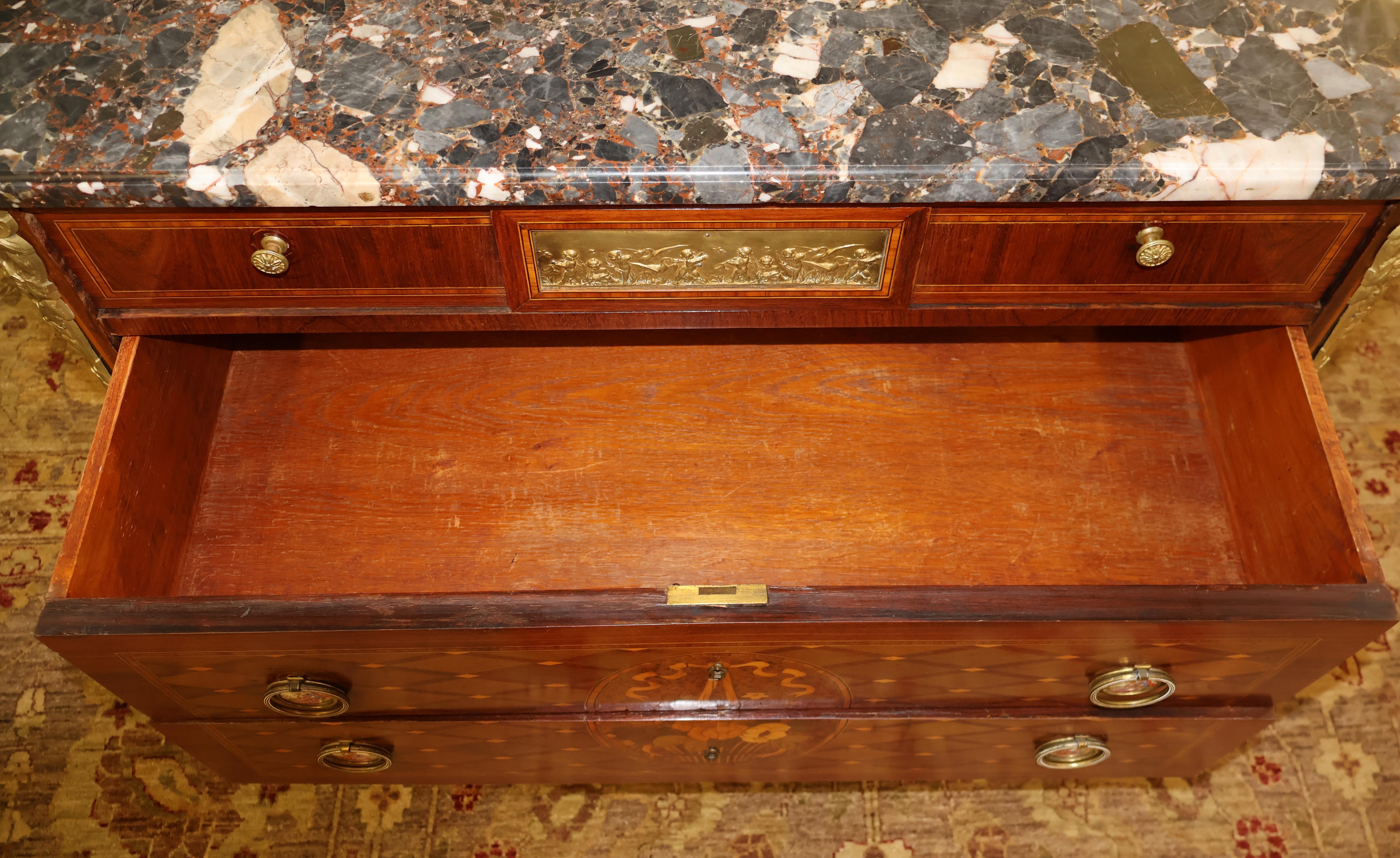 Comò francese in stile Luigi XVI con piano in marmo e intarsio montato in bronzo A.I.C. 1920 in vendita 9