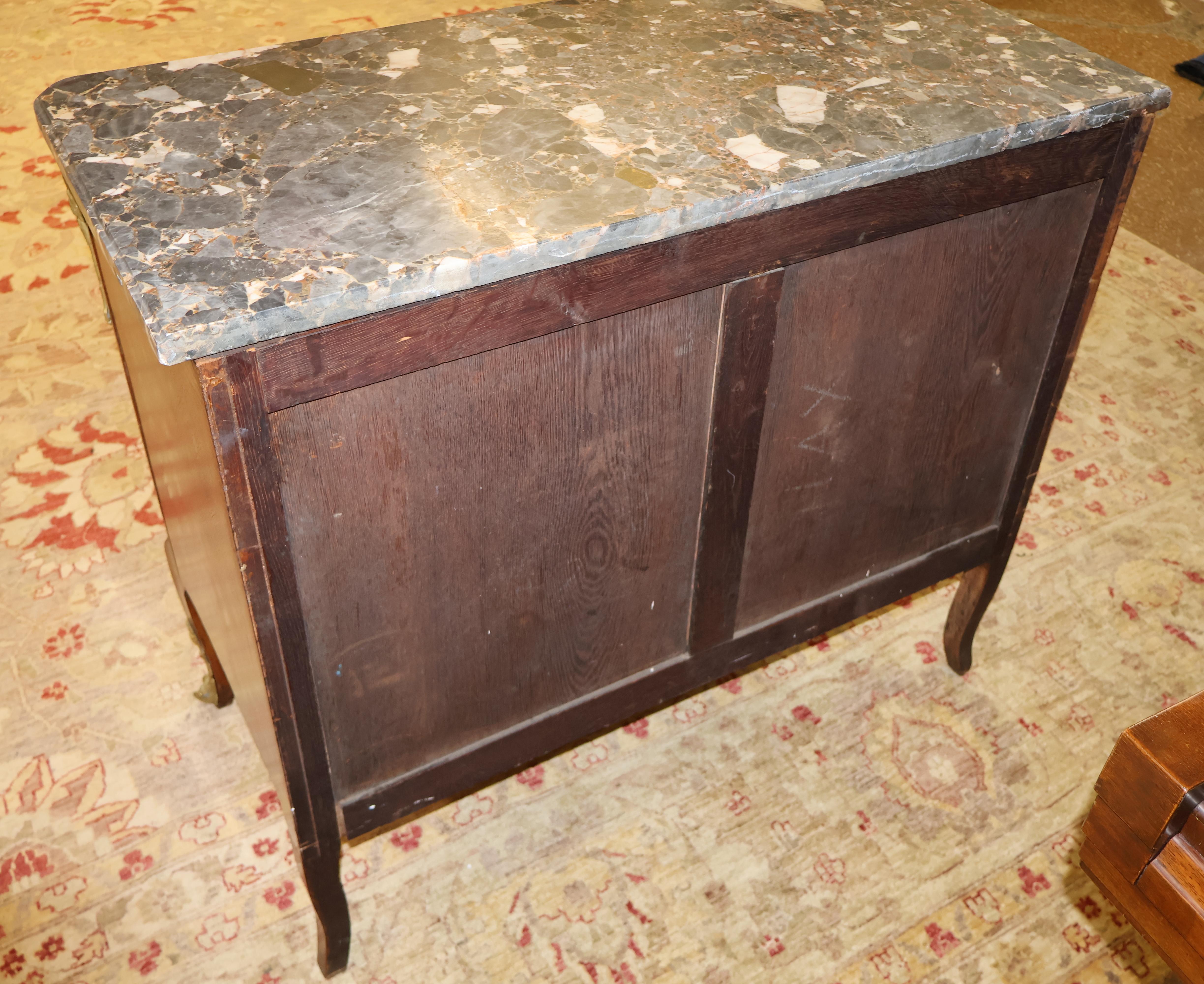 Comò francese in stile Luigi XVI con piano in marmo e intarsio montato in bronzo A.I.C. 1920 in vendita 13
