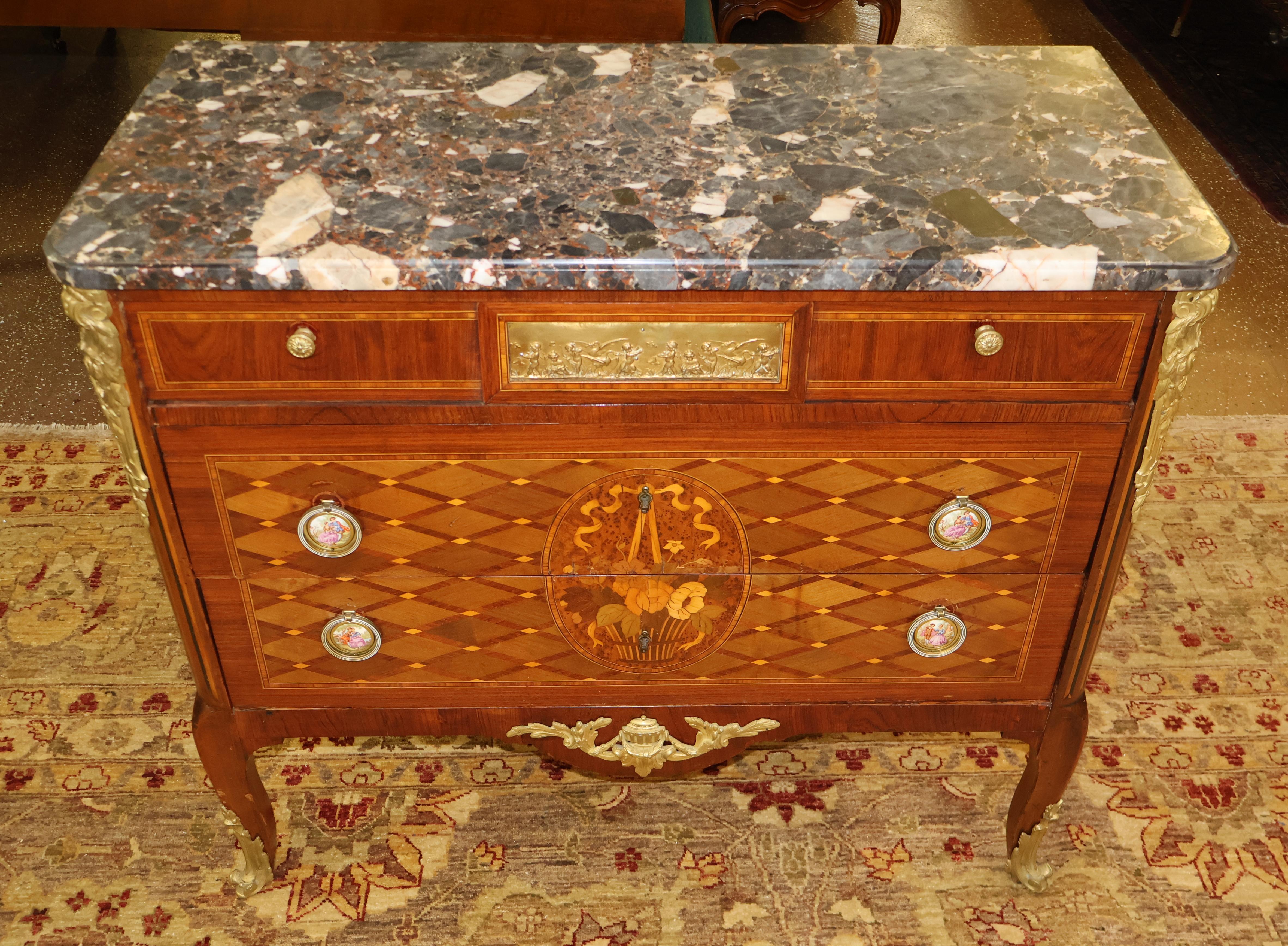 Comò francese in stile Luigi XVI con piano in marmo e intarsio montato in bronzo A.I.C. 1920

Dimensioni: 39