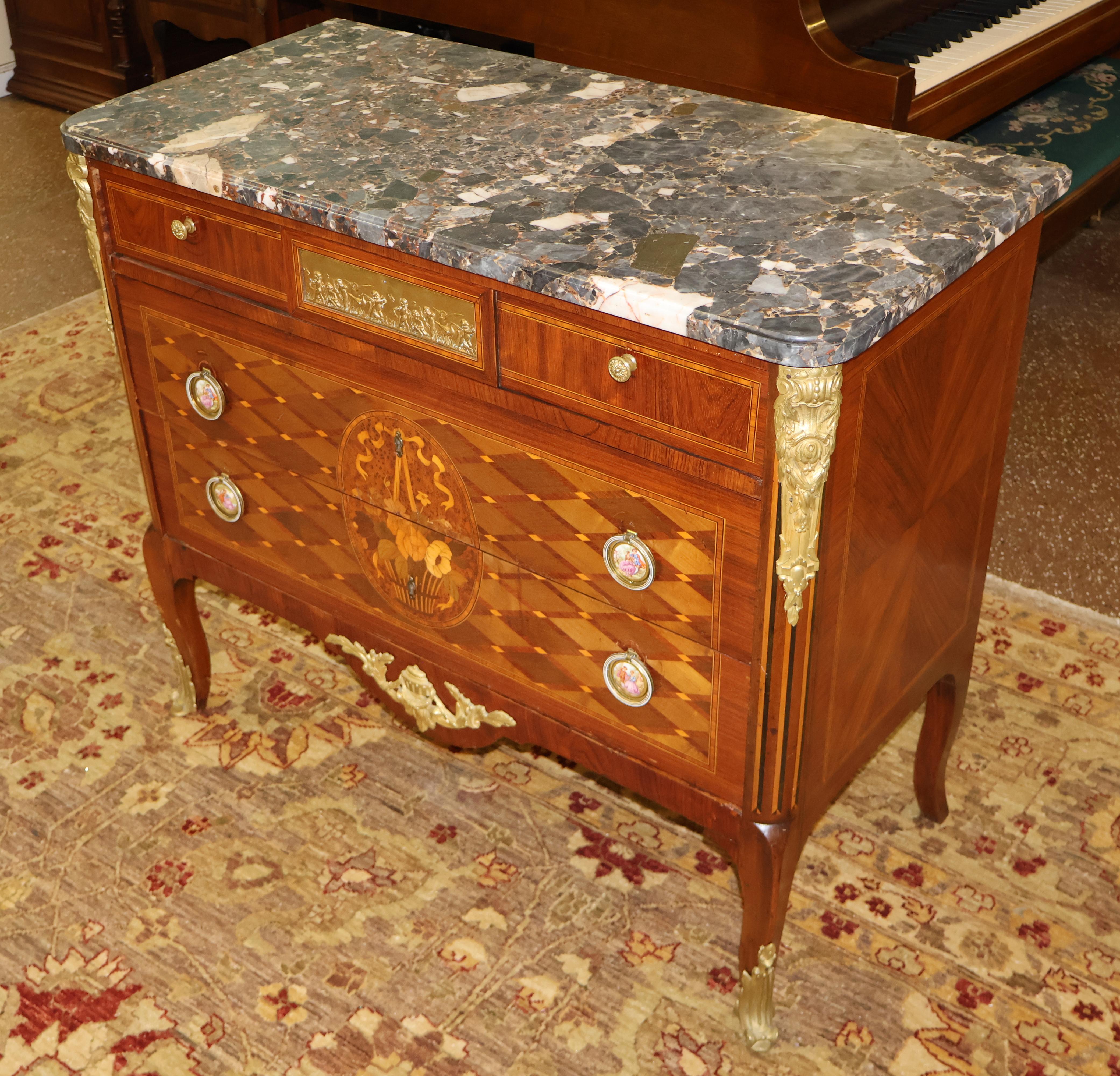 Comò francese in stile Luigi XVI con piano in marmo e intarsio montato in bronzo A.I.C. 1920 In condizioni buone in vendita a Long Branch, NJ