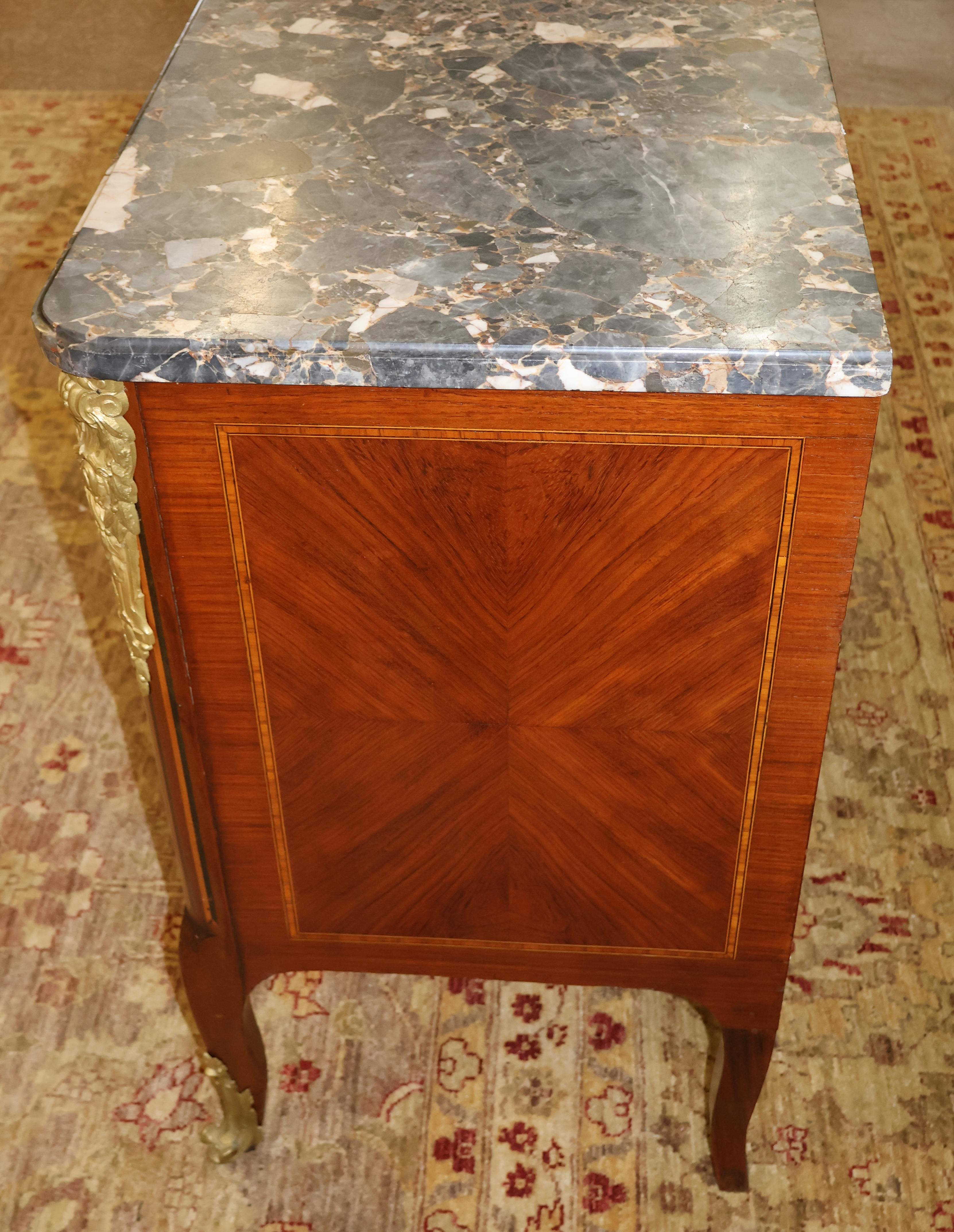 Inizio XX secolo Comò francese in stile Luigi XVI con piano in marmo e intarsio montato in bronzo A.I.C. 1920 in vendita