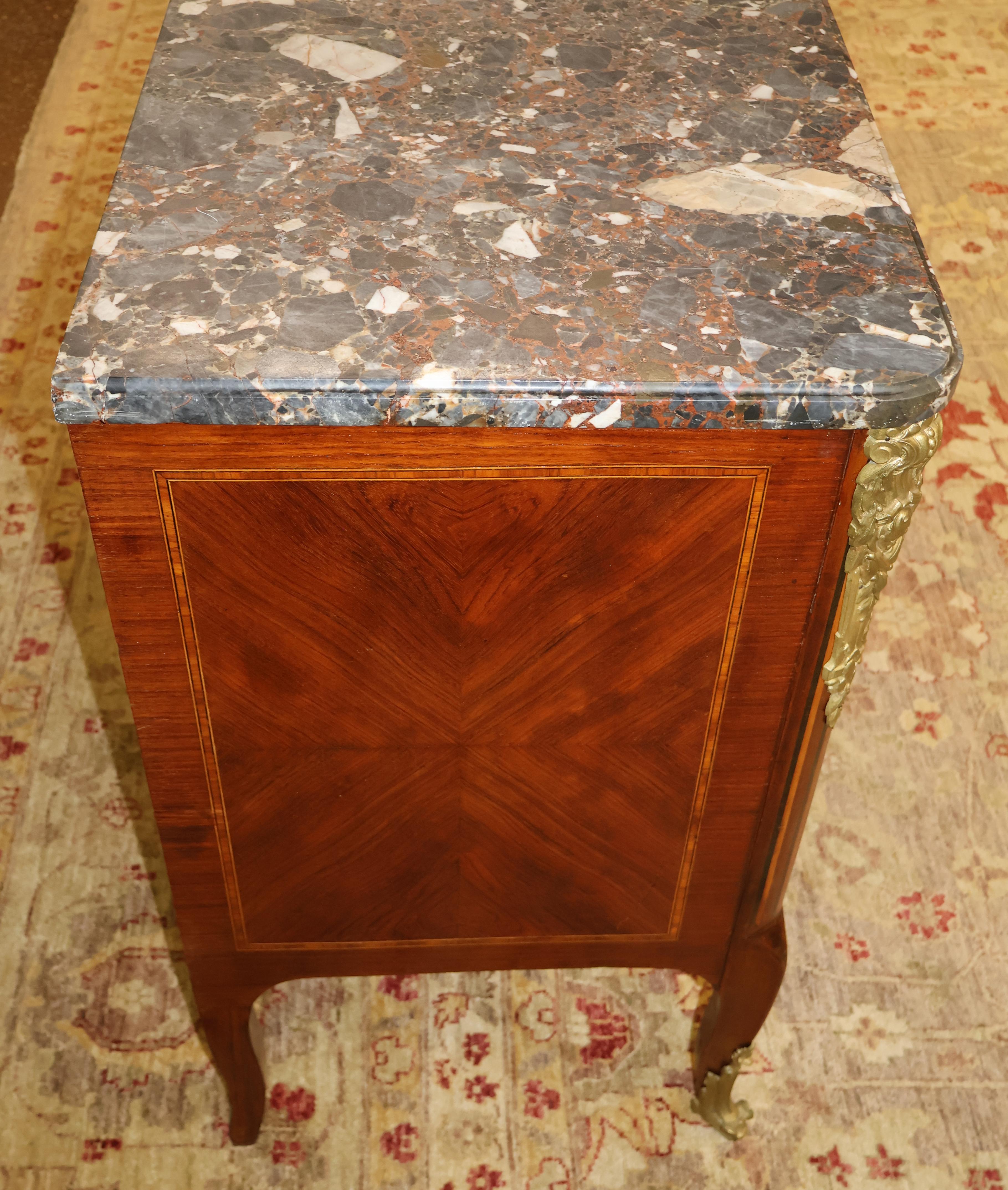 Noce Comò francese in stile Luigi XVI con piano in marmo e intarsio montato in bronzo A.I.C. 1920 in vendita