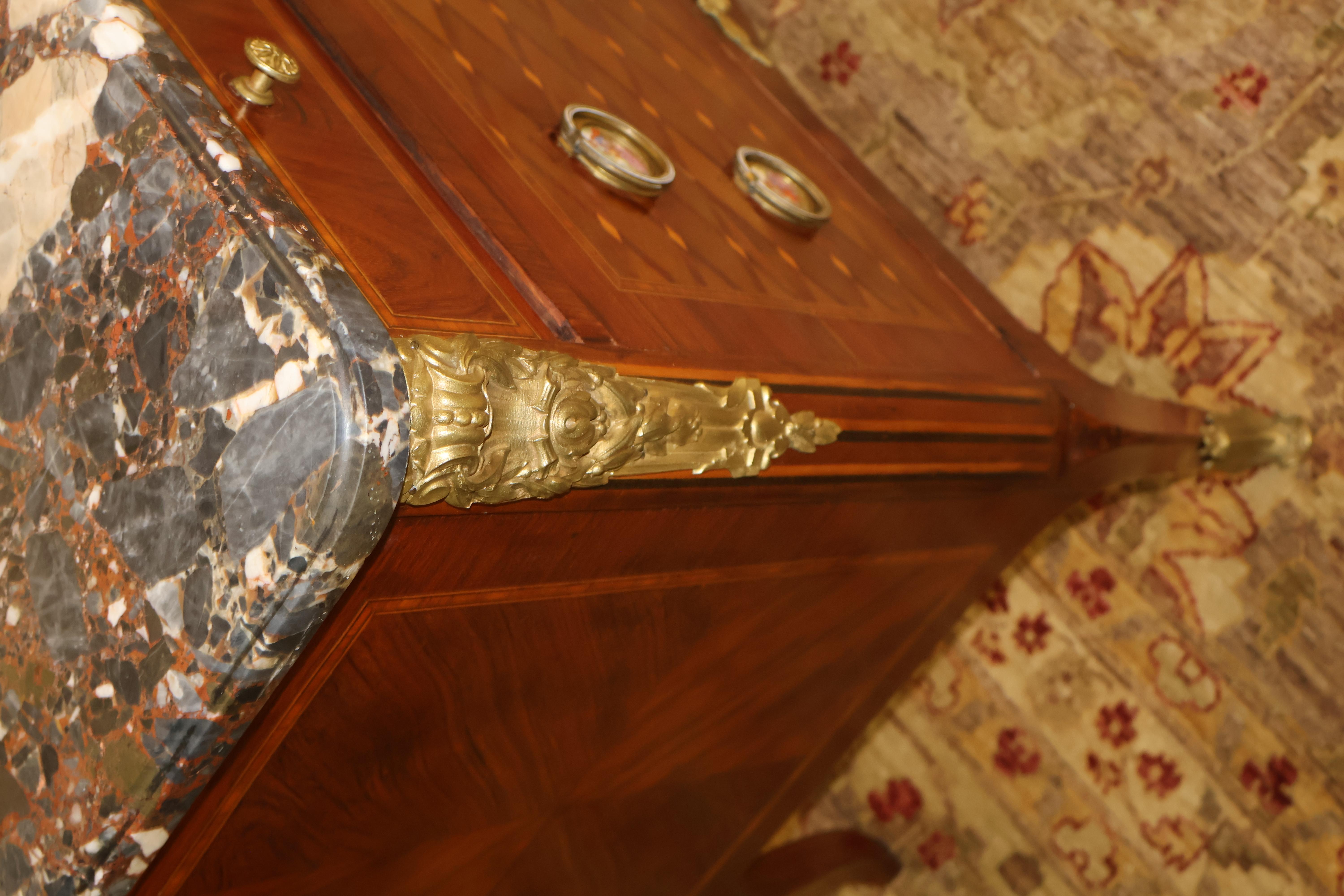 Comò francese in stile Luigi XVI con piano in marmo e intarsio montato in bronzo A.I.C. 1920 in vendita 1