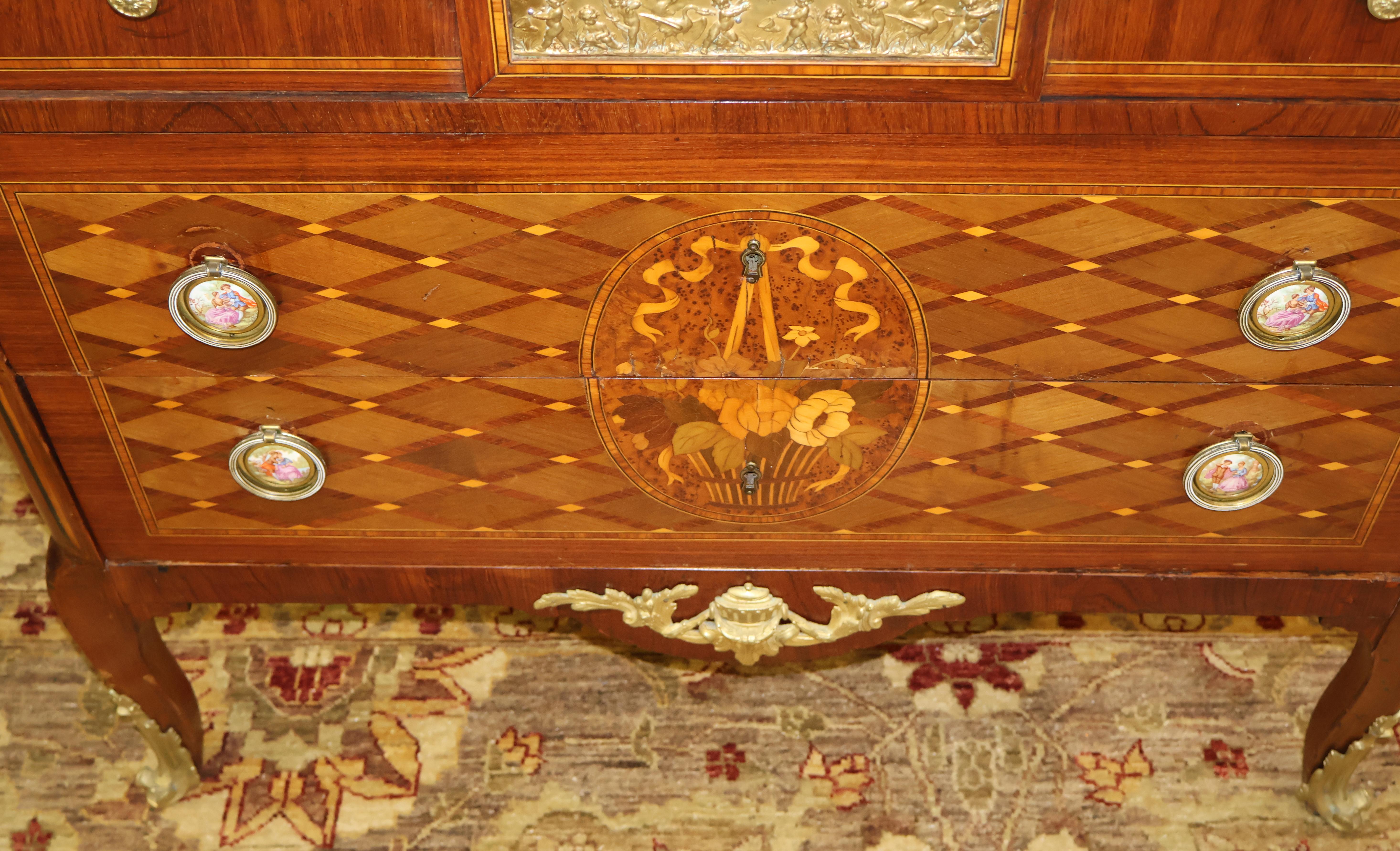 Comò francese in stile Luigi XVI con piano in marmo e intarsio montato in bronzo A.I.C. 1920 in vendita 3