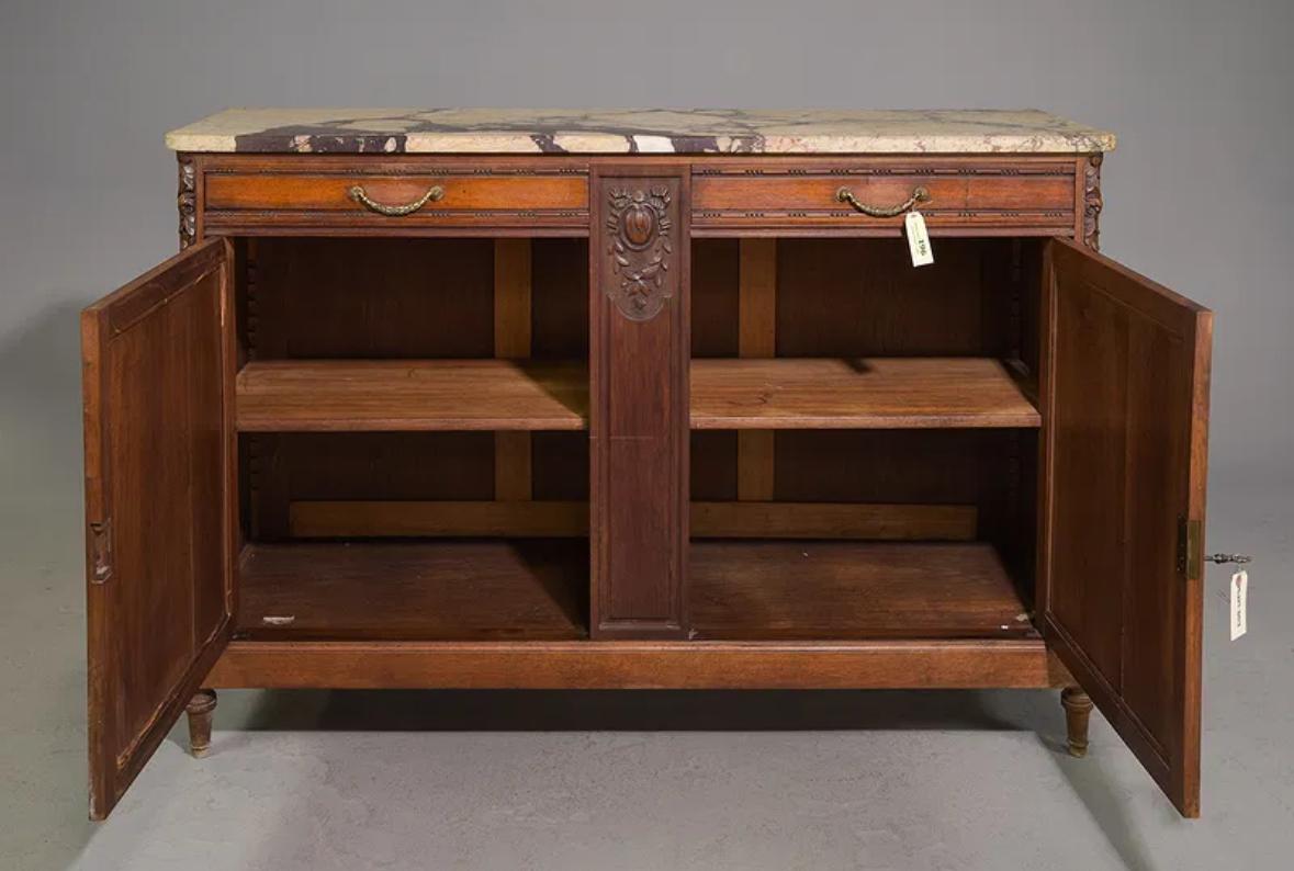 Il buffet francese con piano in marmo Luigi XVI è una raffinata incarnazione del design neoclassico. Il suo originale piano in marmo di Breche, riccamente venato, aggiunge eleganza e funzionalità, perfetto per intrattenere i clienti. Presenta una