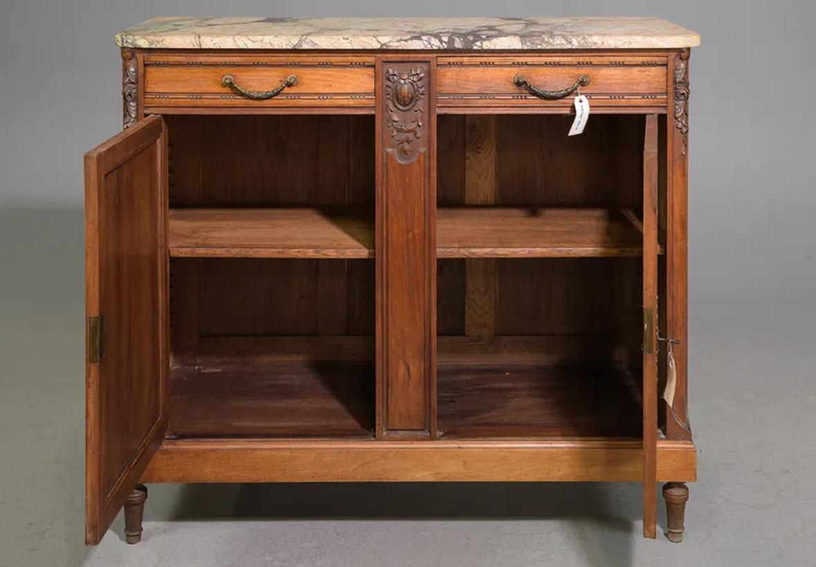 Questo squisito buffet in stile Luigi XVI del XIX secolo offre un'interpretazione senza tempo del design classico ispirato all'antica estetica greca e romana. Con il suo marmo originale di Breche, il pezzo misura poco meno di un metro e mezzo di
