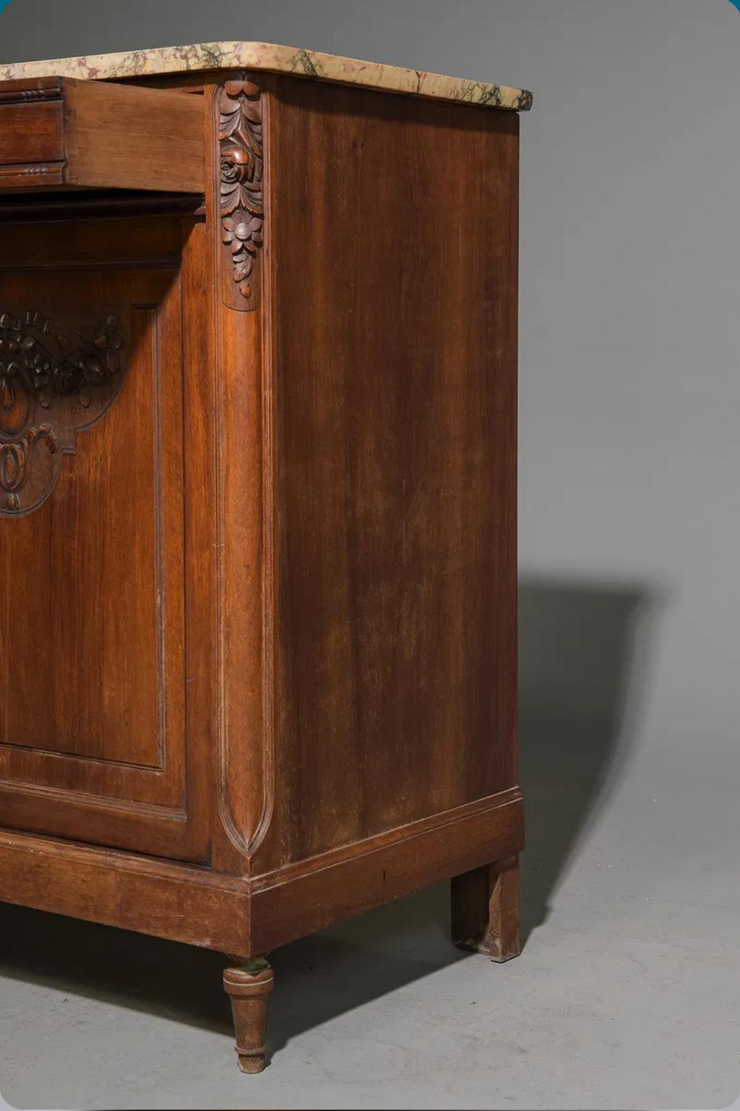 XIX secolo Buffet / Credenza francese con piano in marmo in stile Luigi XVI in vendita