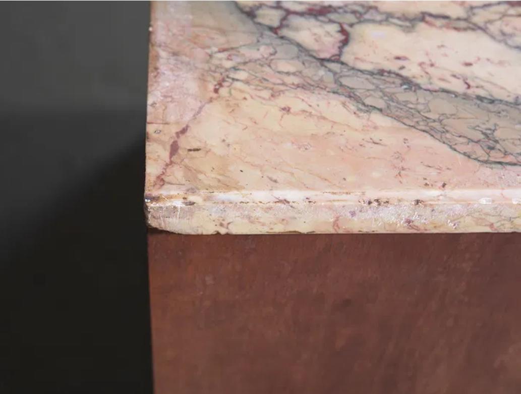 Bronzo Buffet / Credenza francese con piano in marmo in stile Luigi XVI in vendita