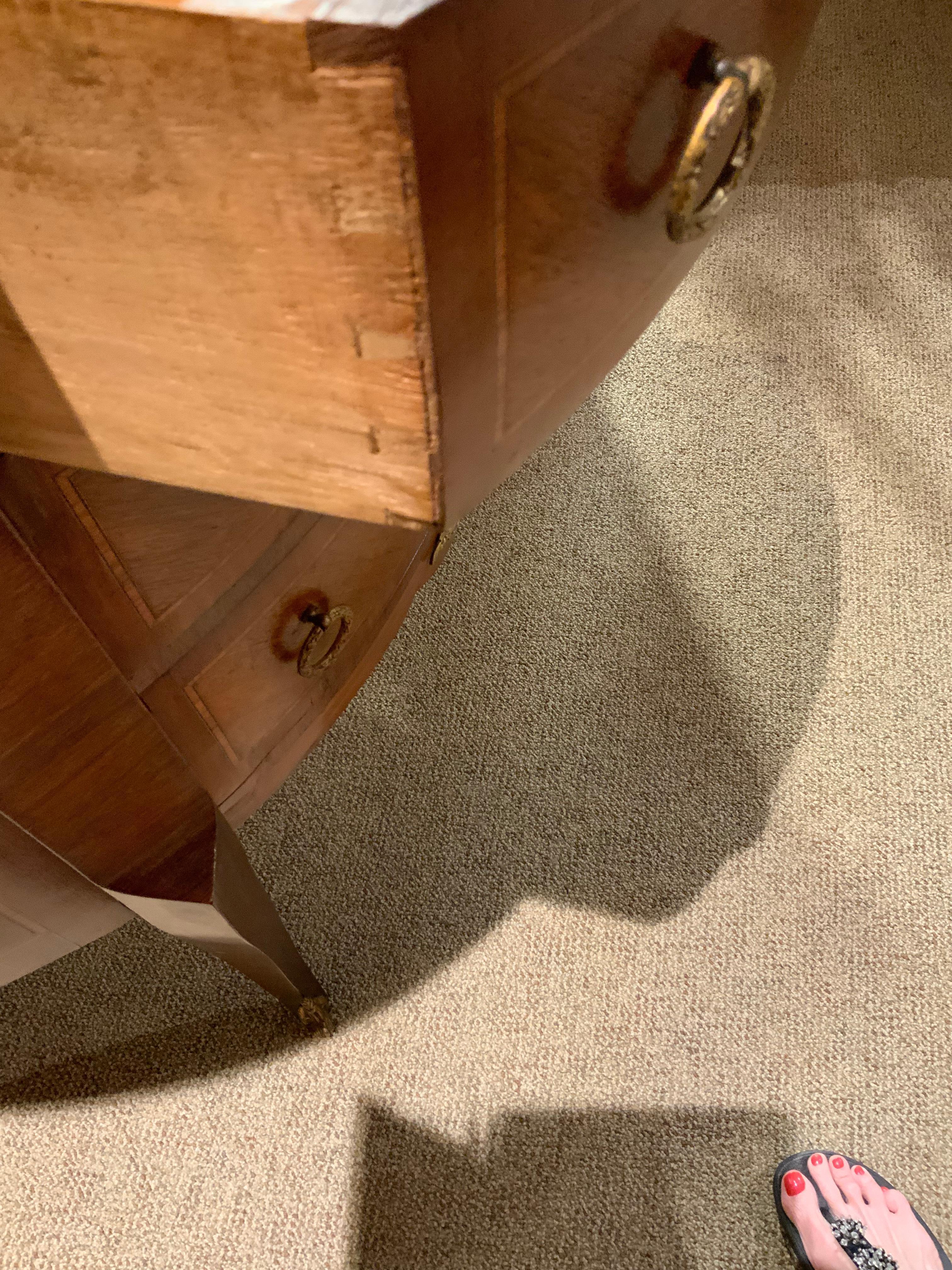 Français Armoire Demilune de style Louis XVI avec plateau en marbre en vente