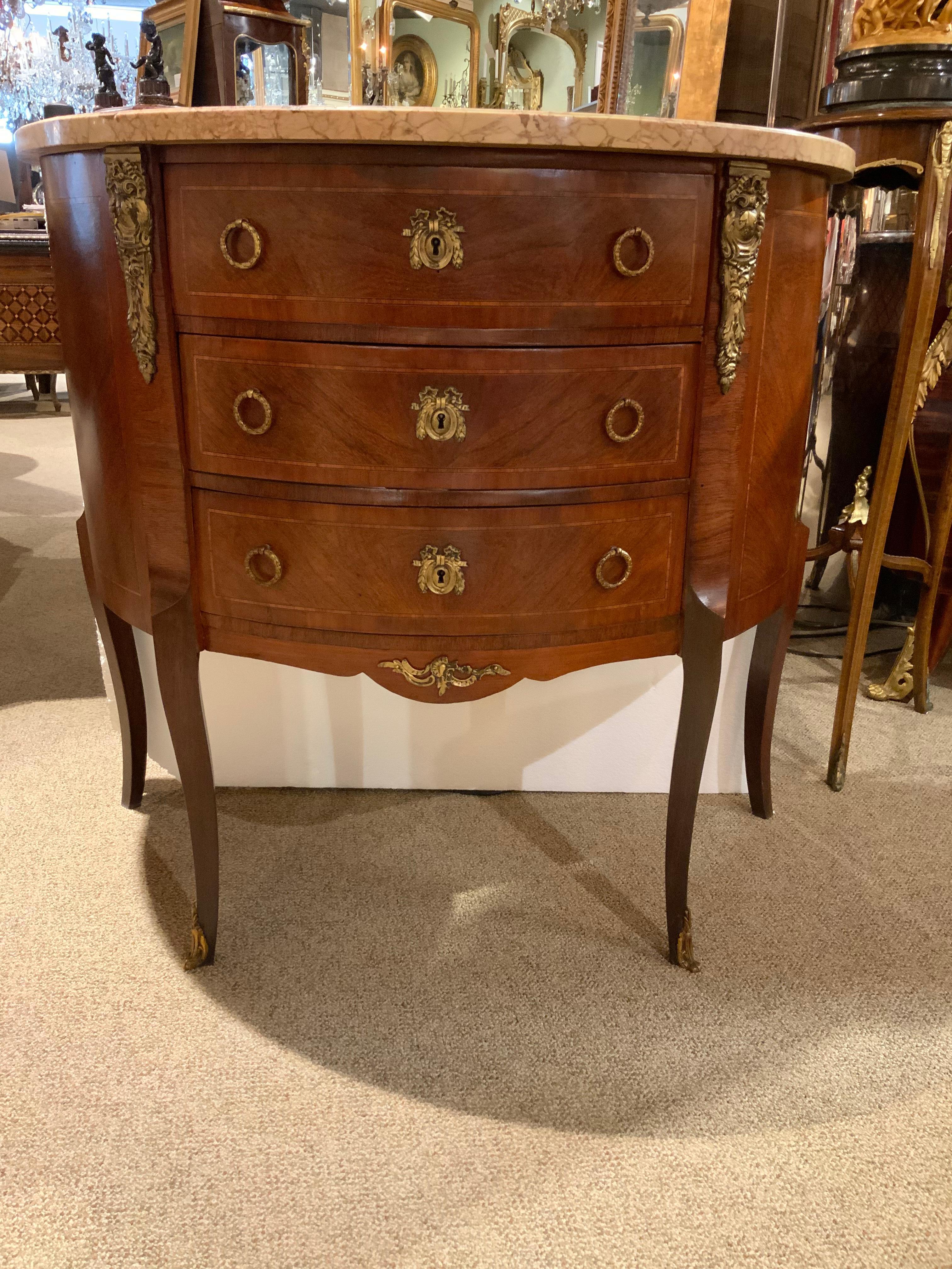 Armoire Demilune de style Louis XVI avec plateau en marbre Excellent état - En vente à Houston, TX