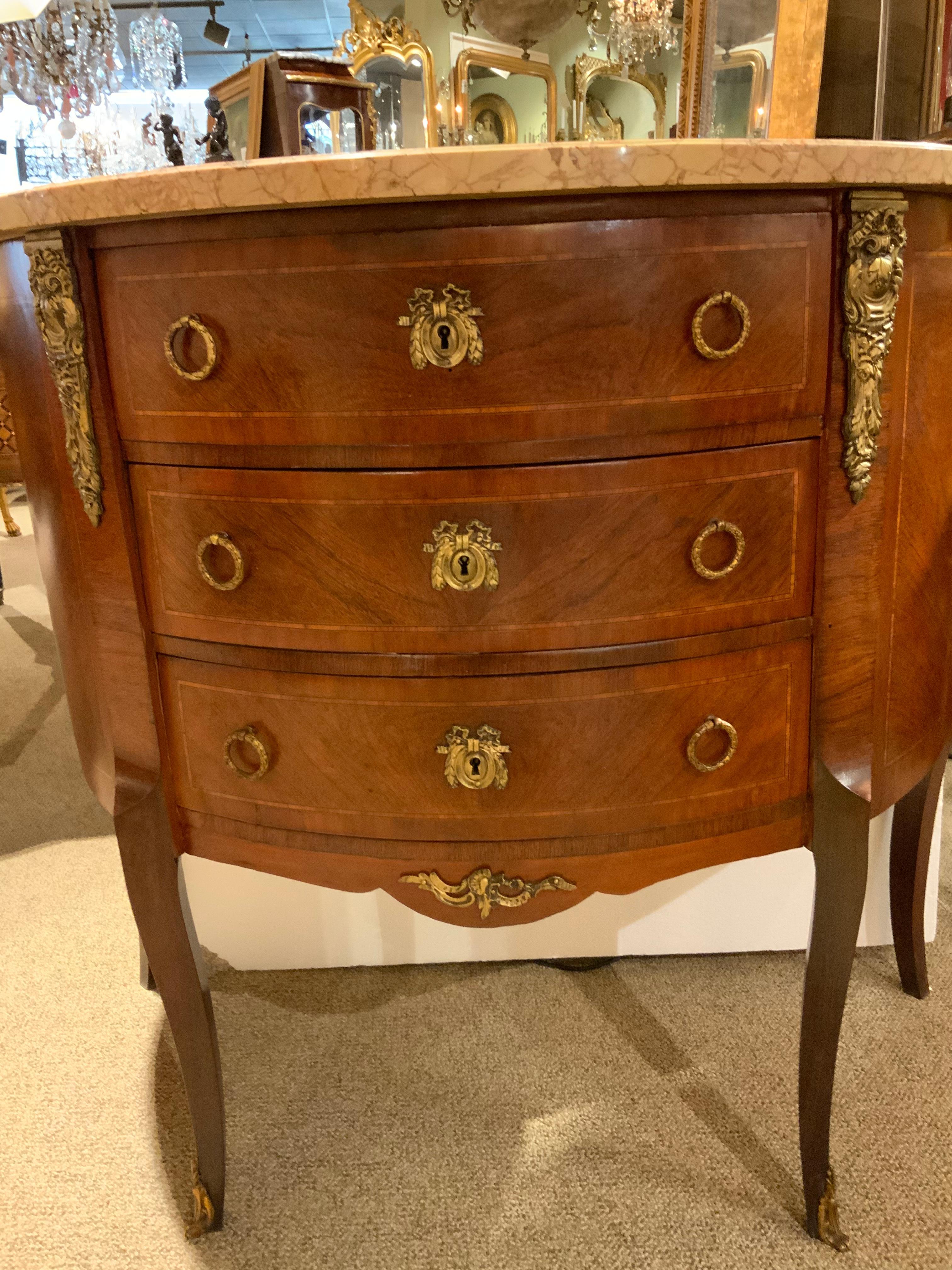 20ième siècle Armoire Demilune de style Louis XVI avec plateau en marbre en vente