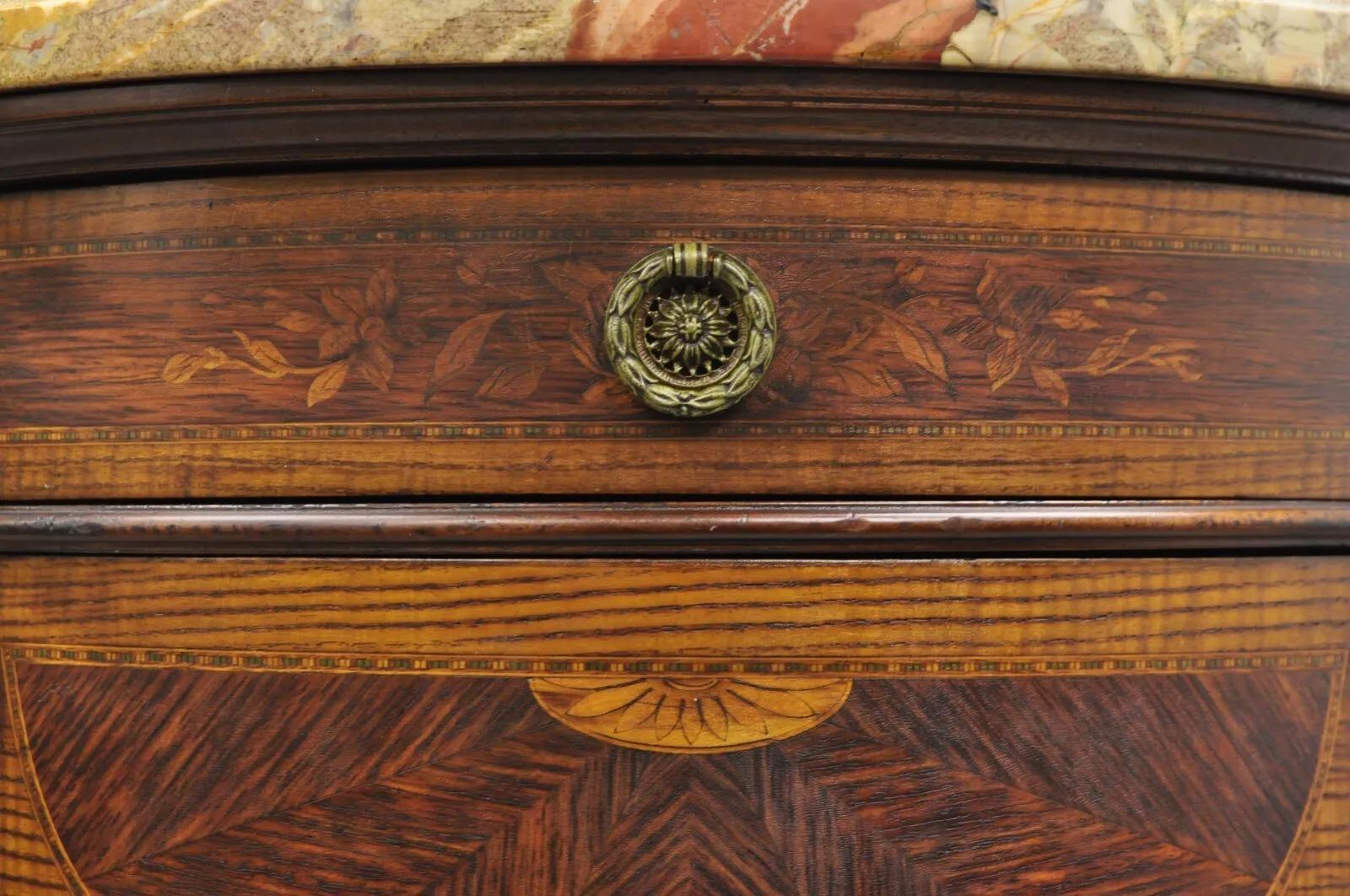 20ième siècle Meuble à tiroirs pour lingerie de style Louis XVI avec dessus en marbre en vente