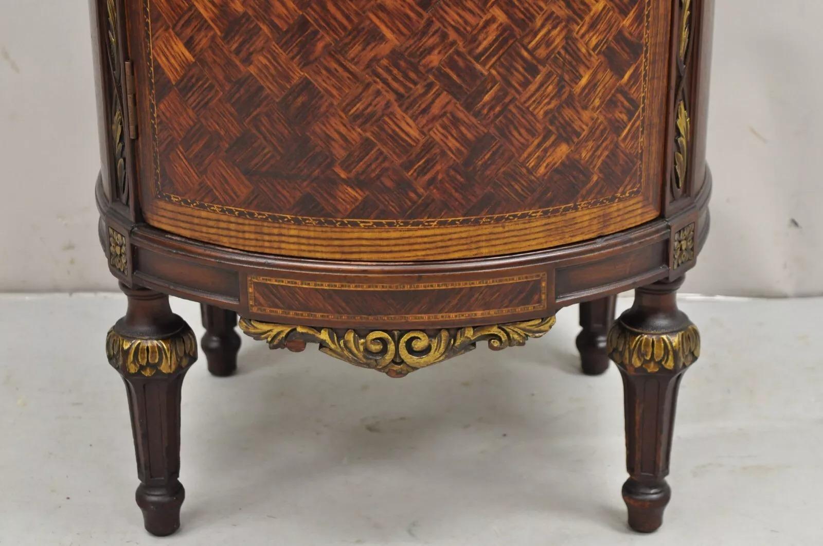 Meuble à tiroirs pour lingerie de style Louis XVI avec dessus en marbre en vente 1