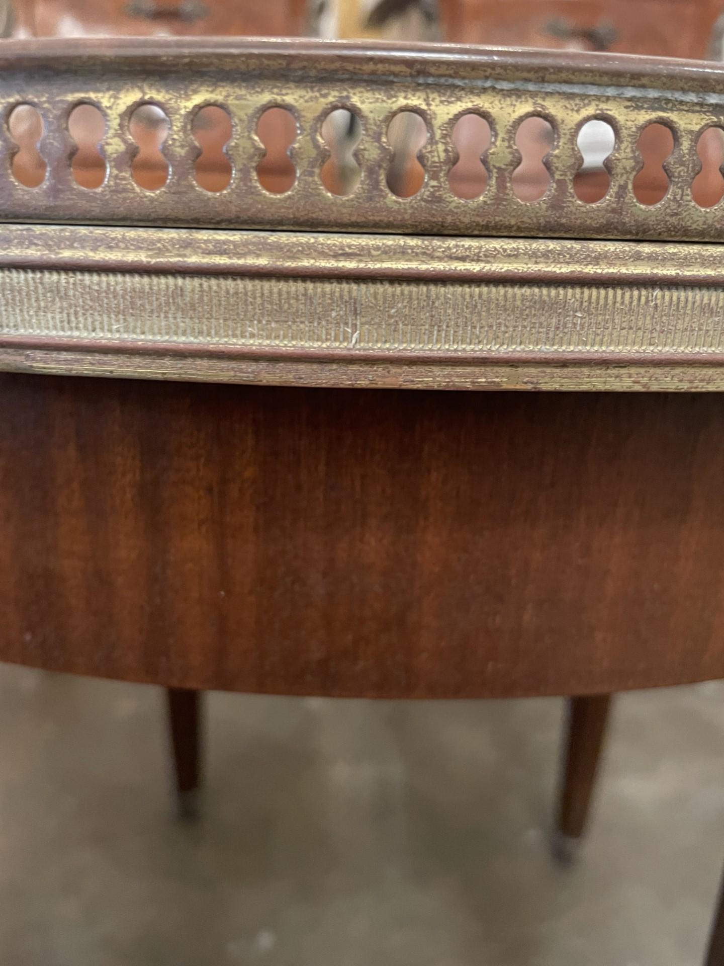 Französisch Louis XVI Stil Marmorplatte Mahagoni Bouillotte Tisch im Zustand „Hervorragend“ im Angebot in Dallas, TX