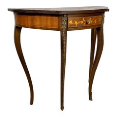 Console française de style Louis XVI en marqueterie, avec ferrures en bronze