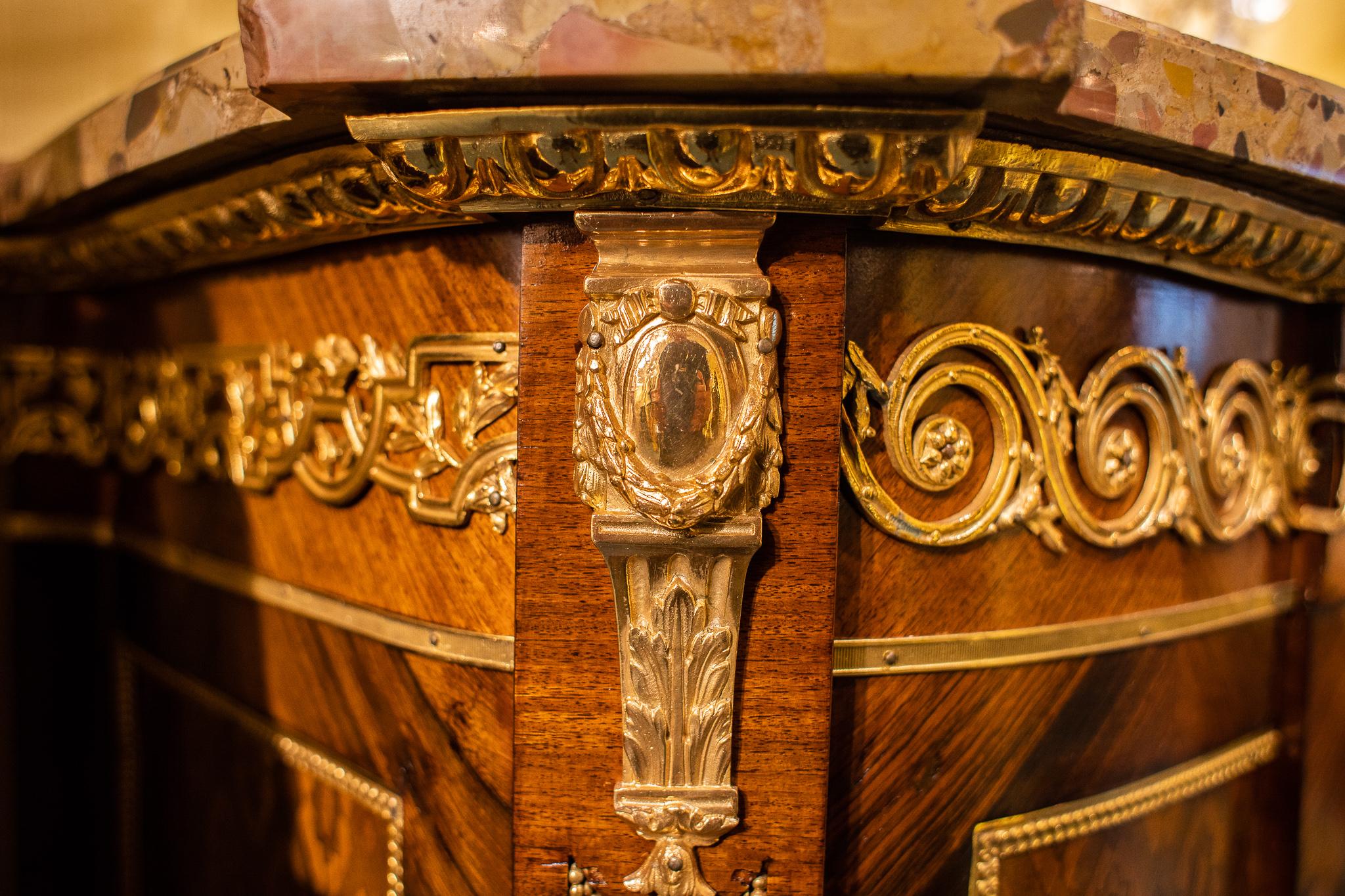A fine very quality tall French Louis XVI style kingwood, marquetry inlaid bronze-mounted marble-top commode.  The front door inlaid with a basket of flowers.