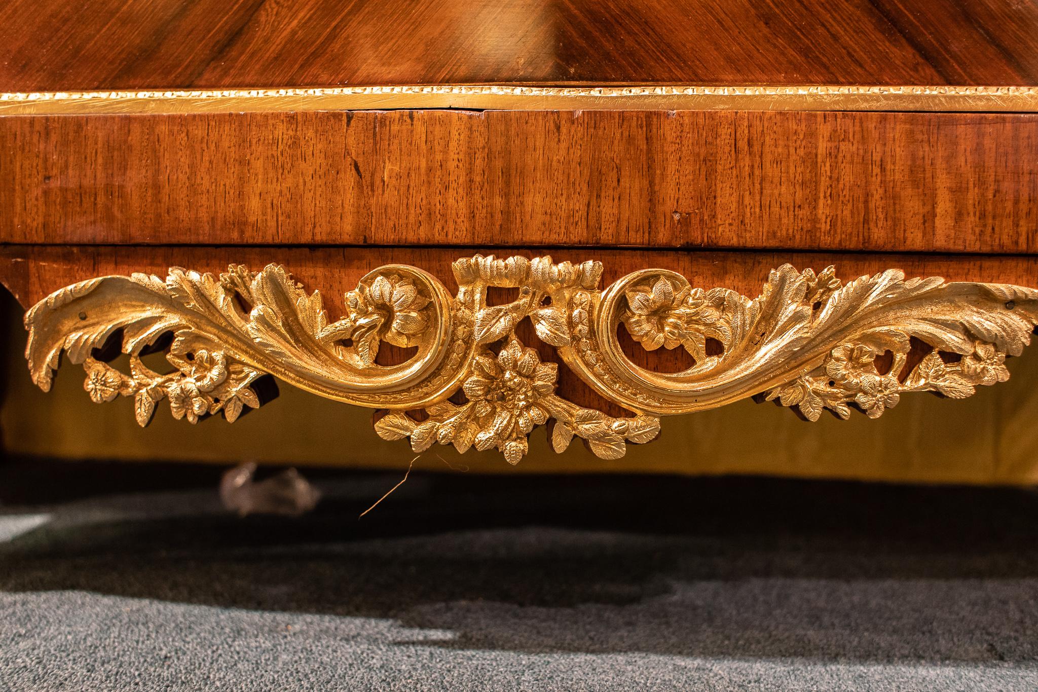 Französische Kommode im Louis-XVI.-Stil mit Intarsien aus Bronze und Marmor mit Marmorplatte im Zustand „Gut“ im Angebot in New York, NY