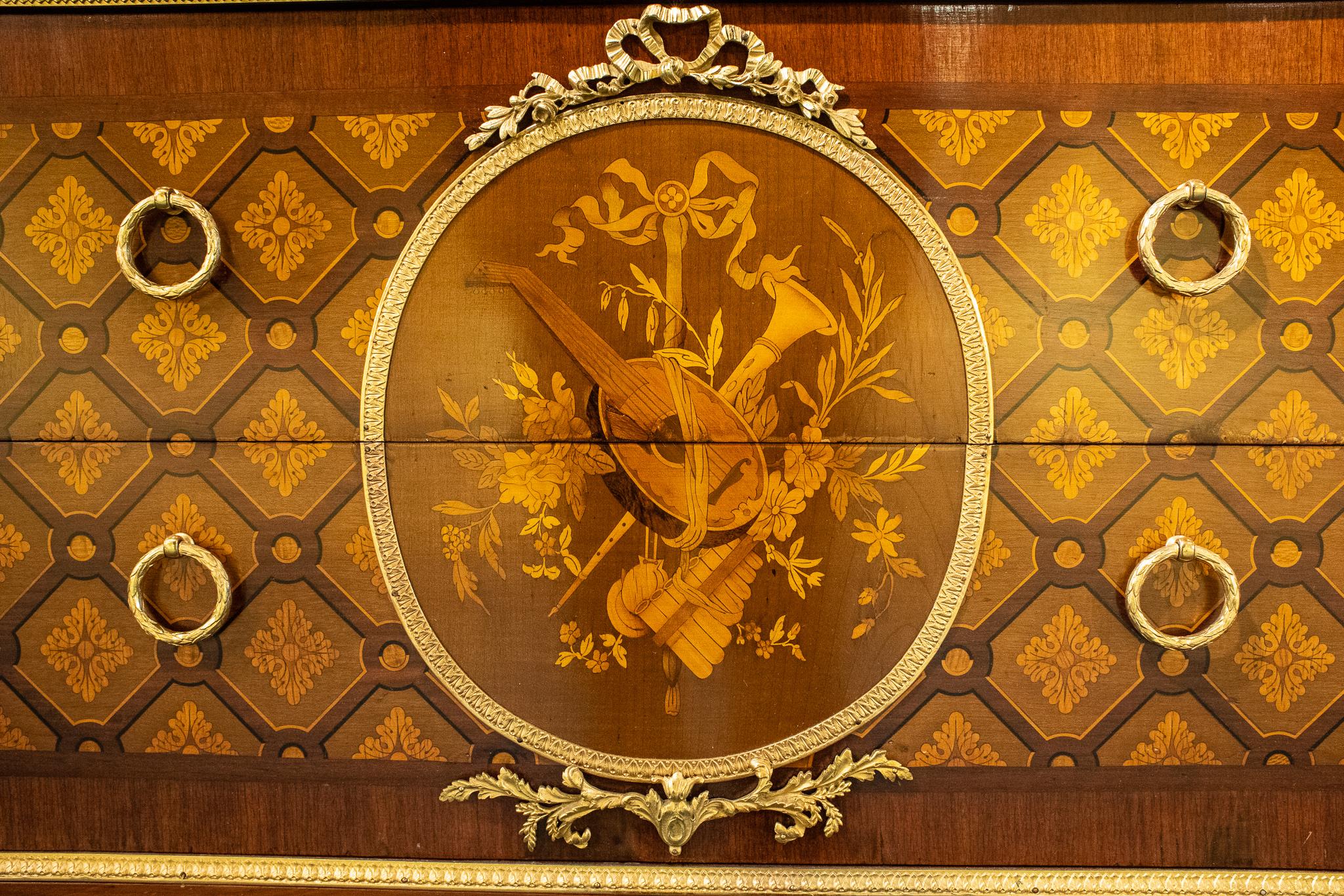 Cómoda francesa con marquetería incrustada en mármol estilo Luis XVI 3