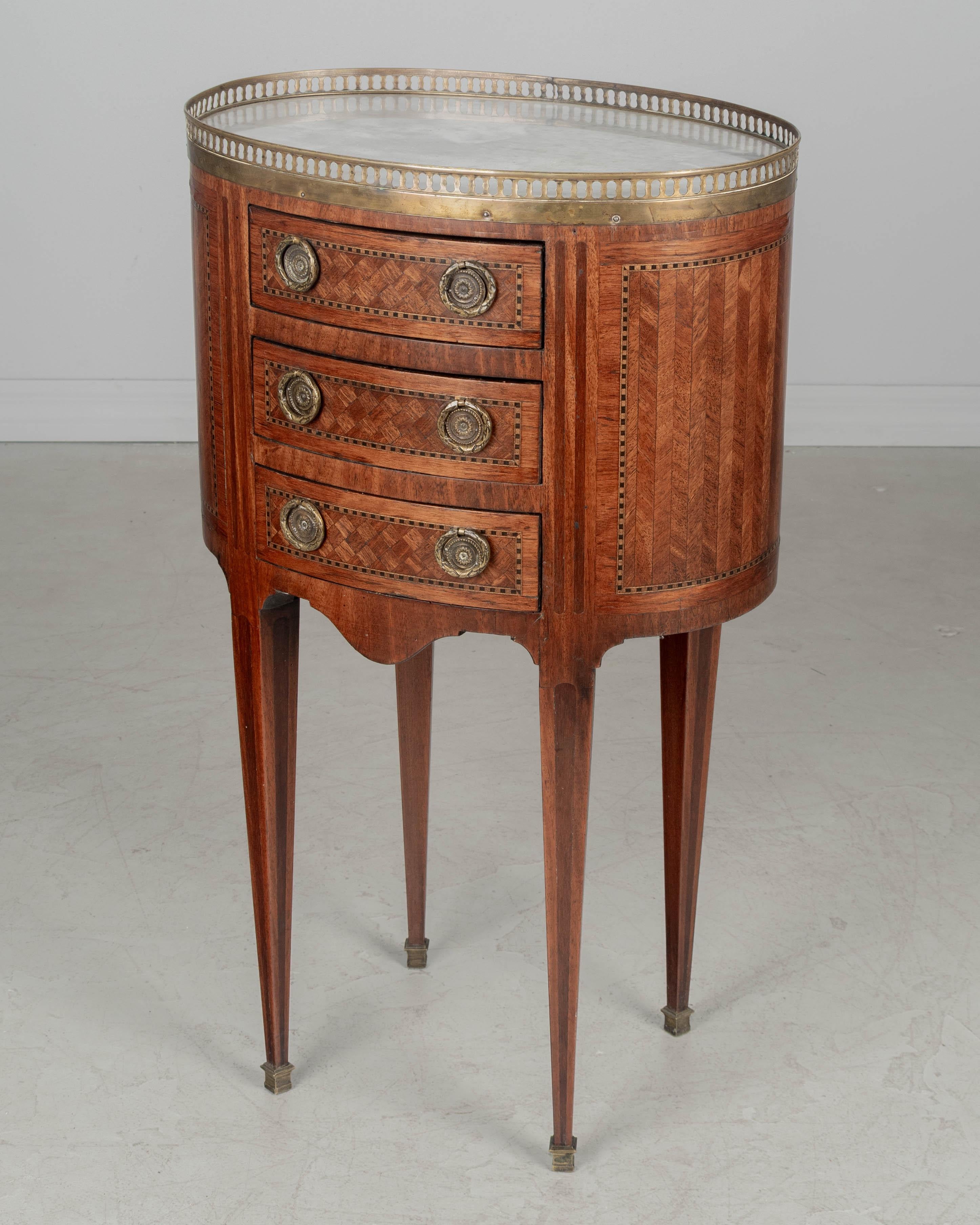 Français Table d'appoint française de style Louis XVI en marqueterie en vente