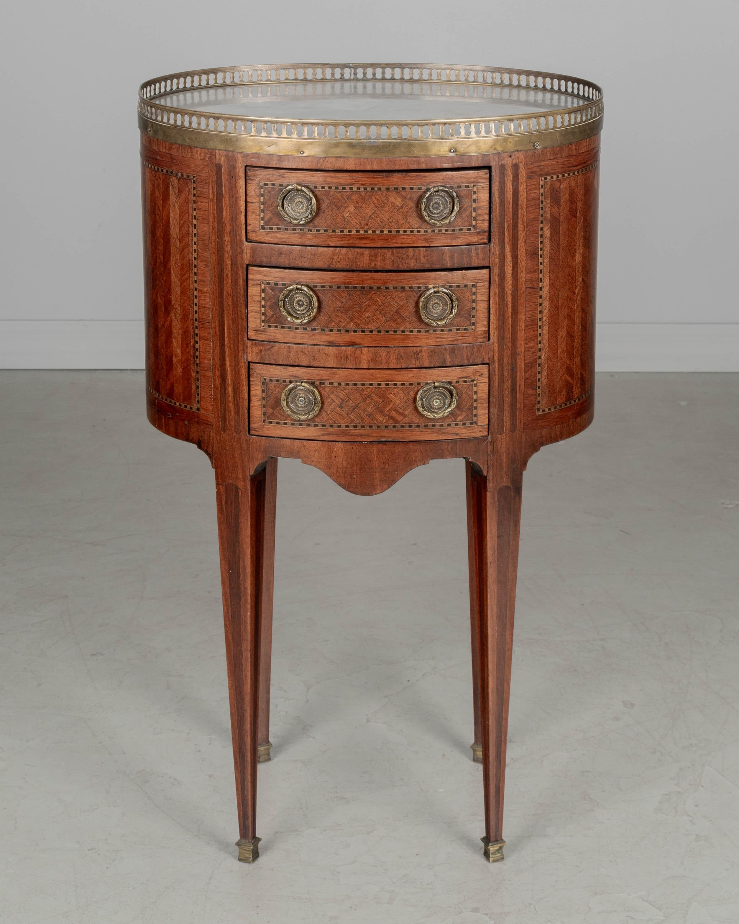 Moulage Table d'appoint française de style Louis XVI en marqueterie en vente