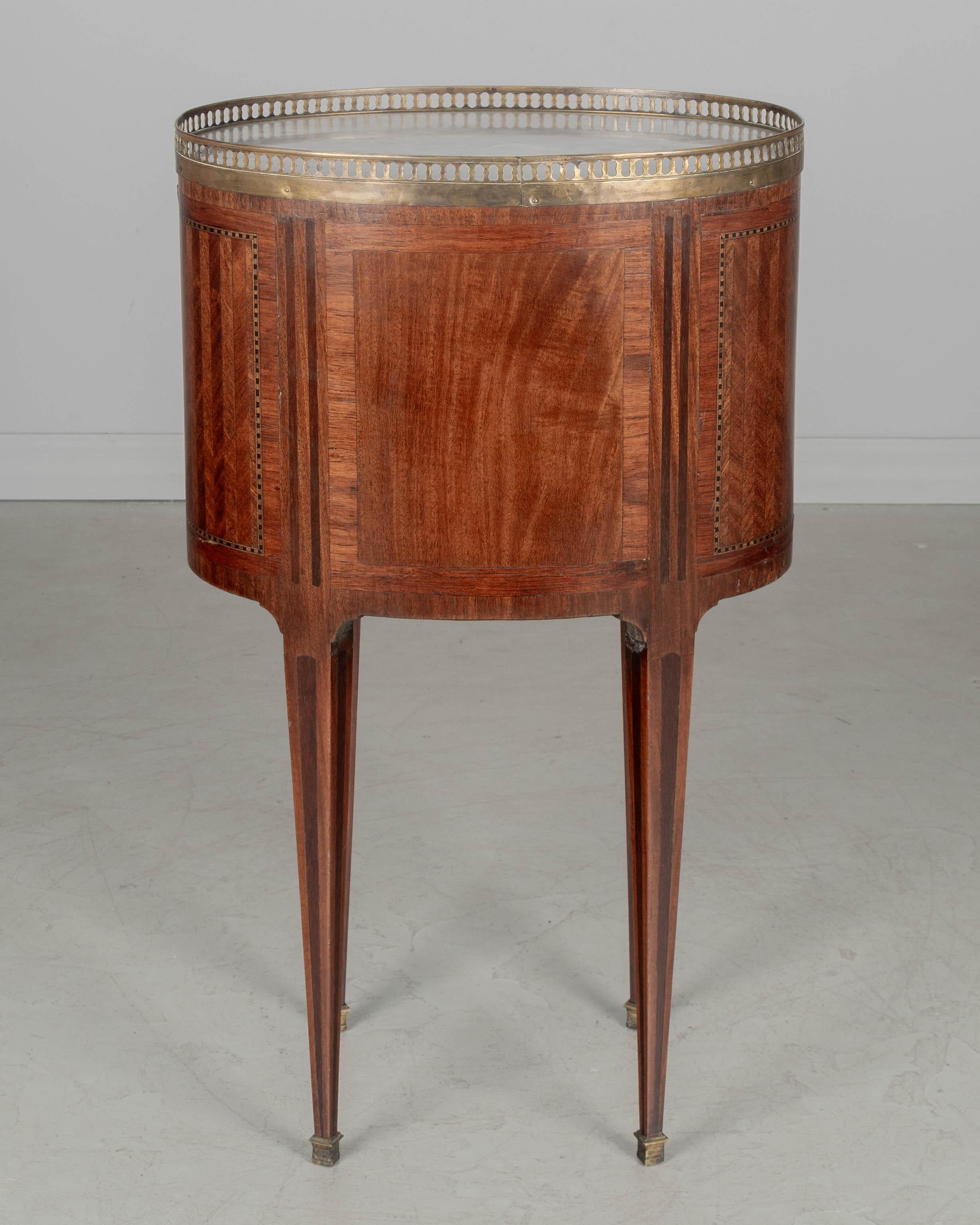 Table d'appoint française de style Louis XVI en marqueterie Bon état - En vente à Winter Park, FL