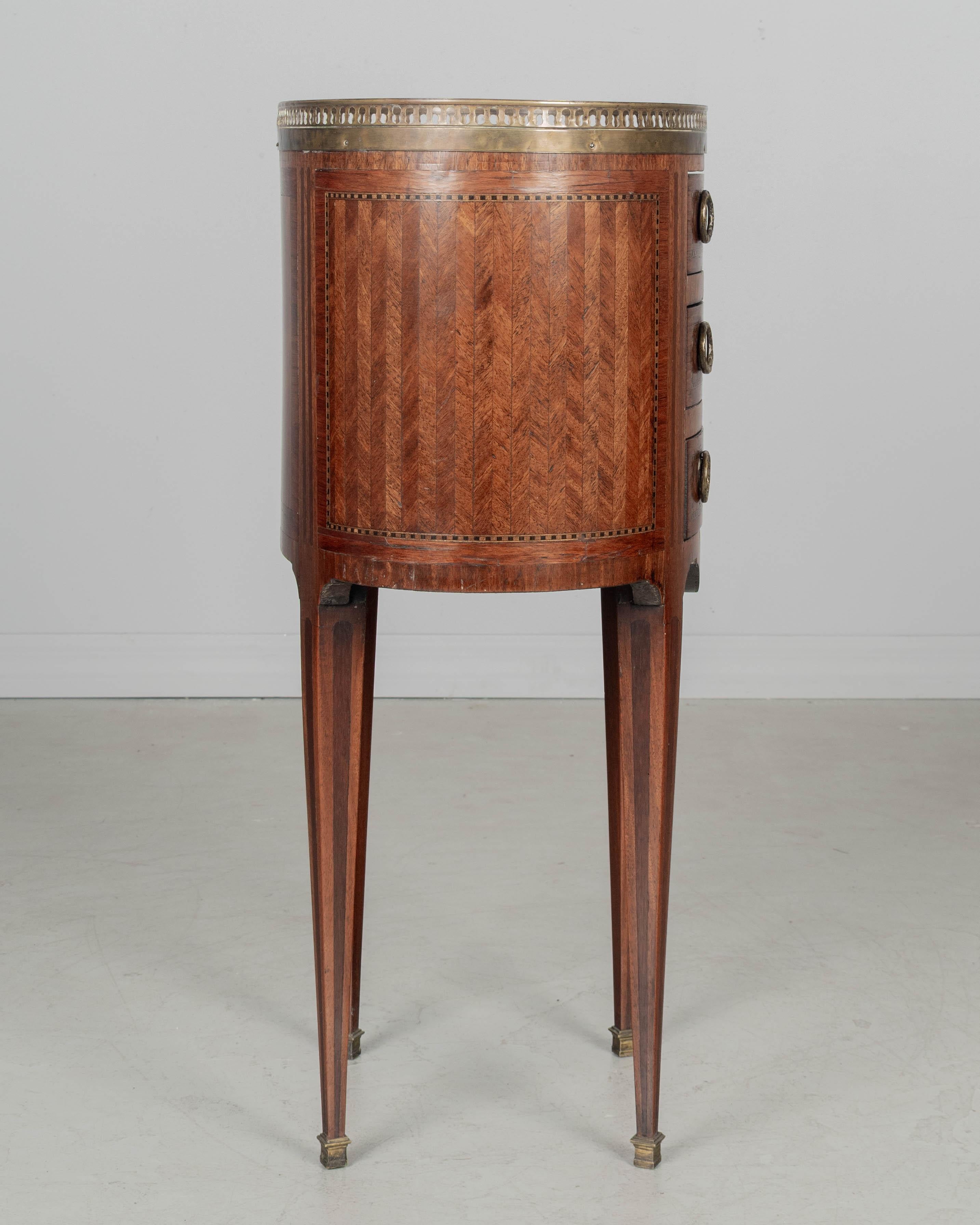 20ième siècle Table d'appoint française de style Louis XVI en marqueterie en vente