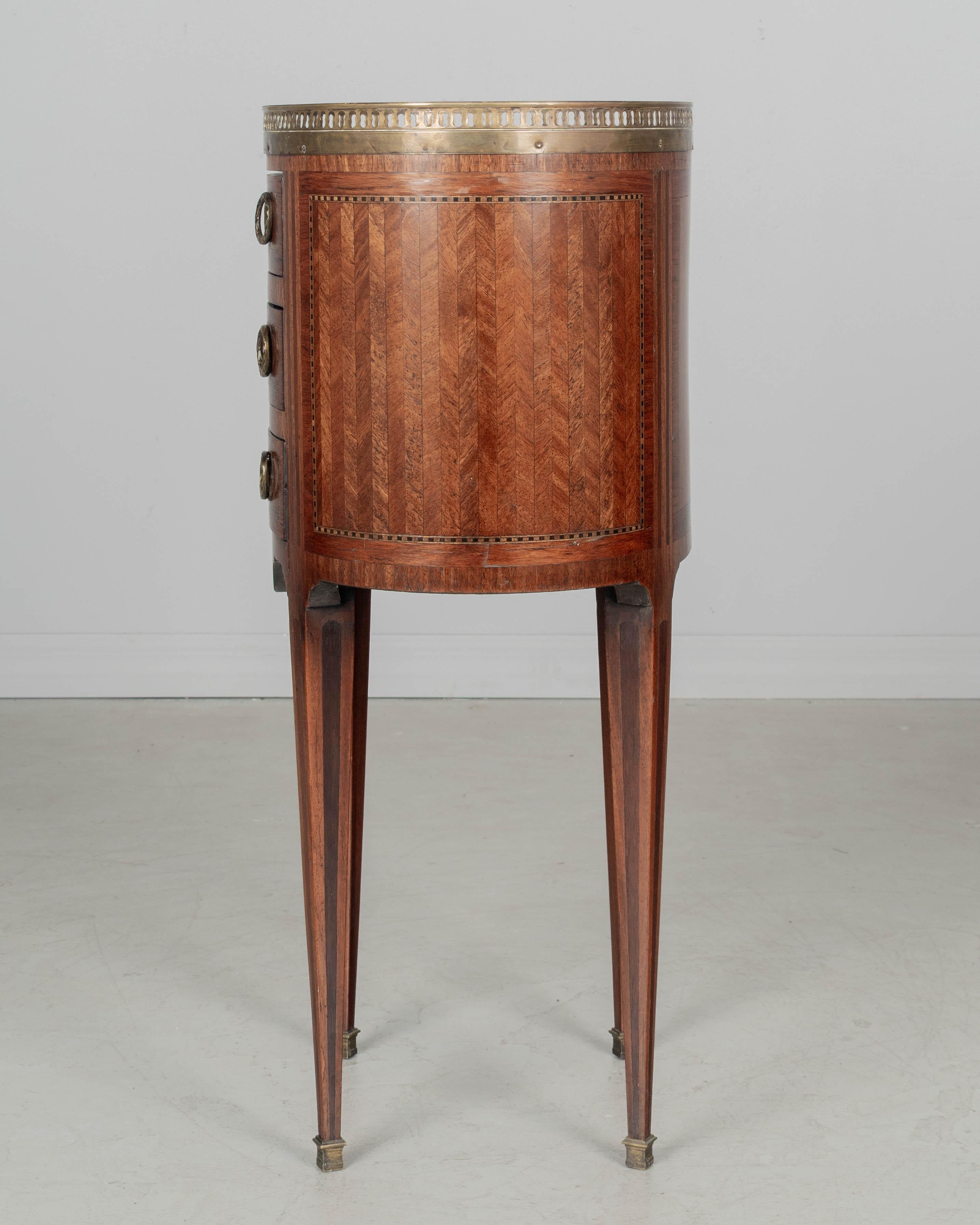 Laiton Table d'appoint française de style Louis XVI en marqueterie en vente