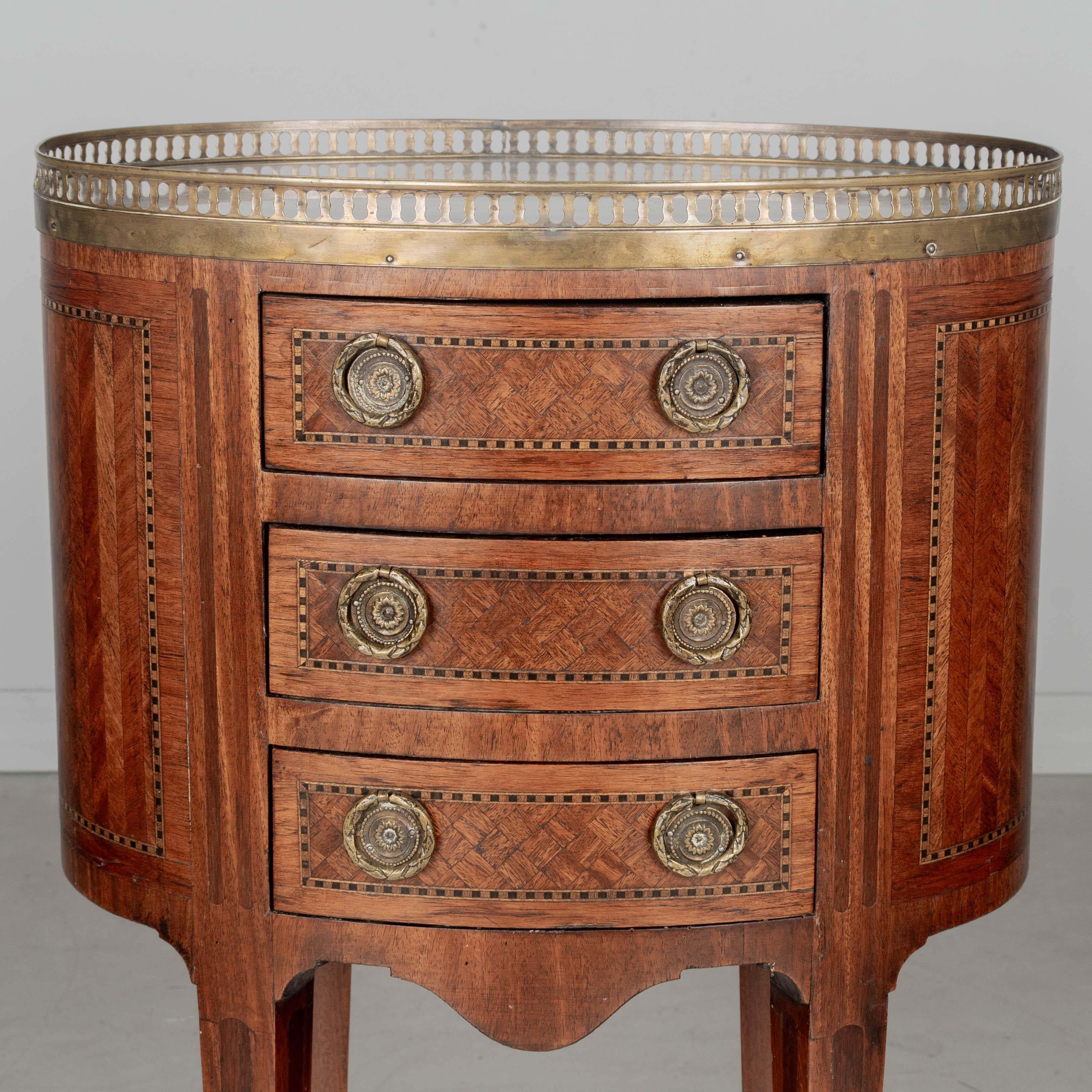 Table d'appoint française de style Louis XVI en marqueterie en vente 2