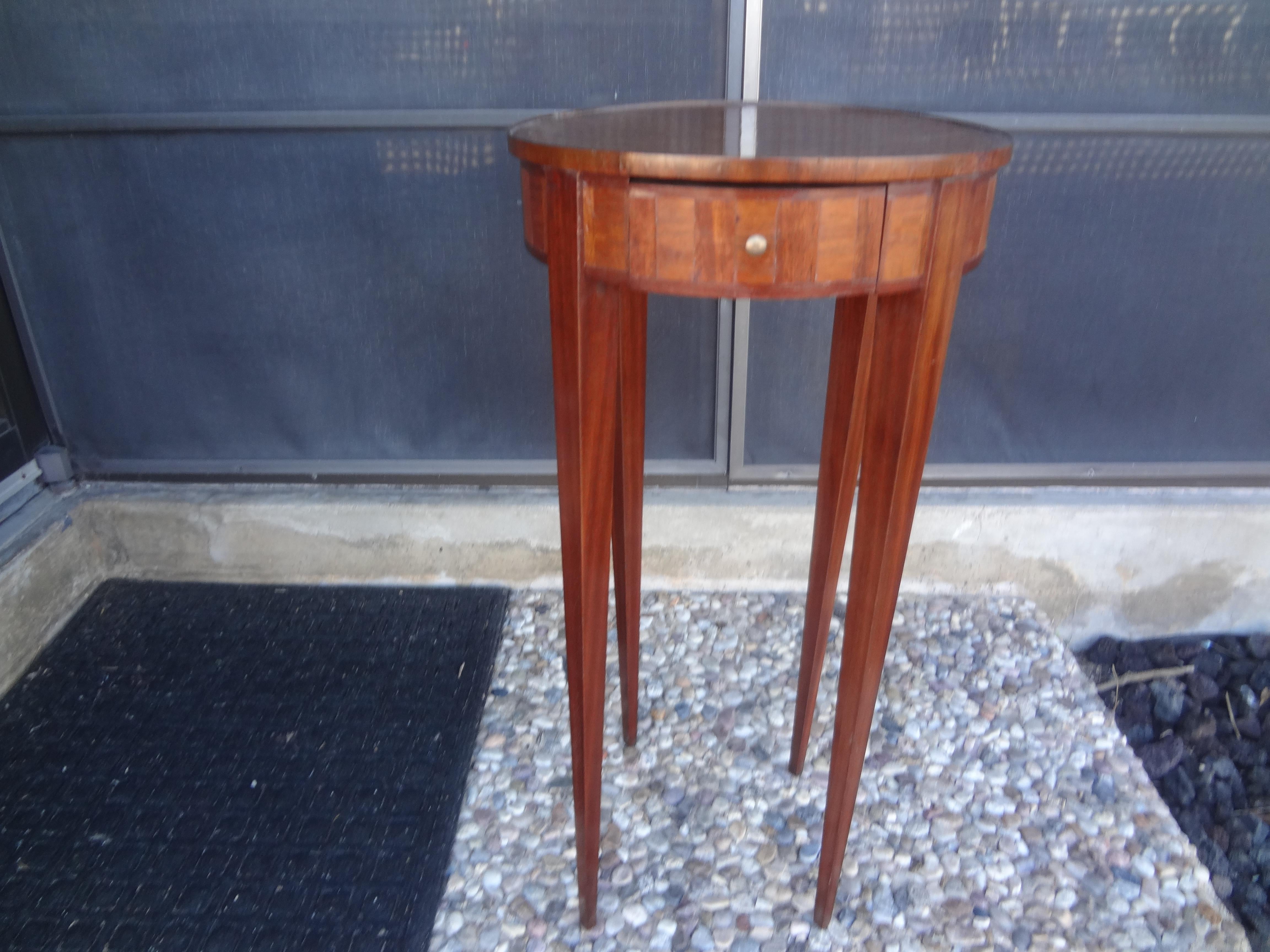 French Louis XVI Style Marquetry Table In Good Condition For Sale In Houston, TX