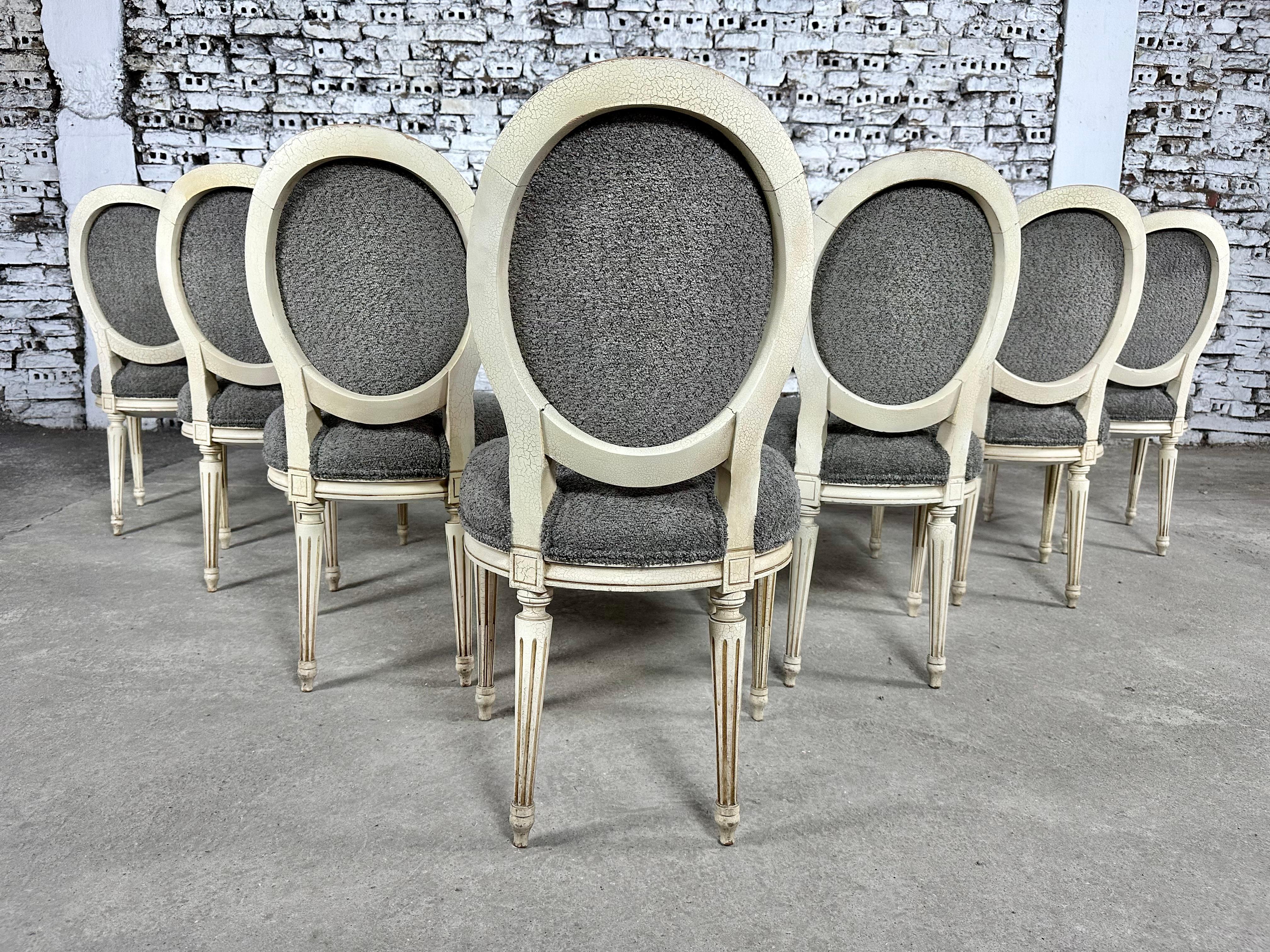 Französische neu gepolsterte Esszimmerstühle im Louis-XVI.-Stil mit Medaillon-Rückenlehne - Set  im Angebot 12