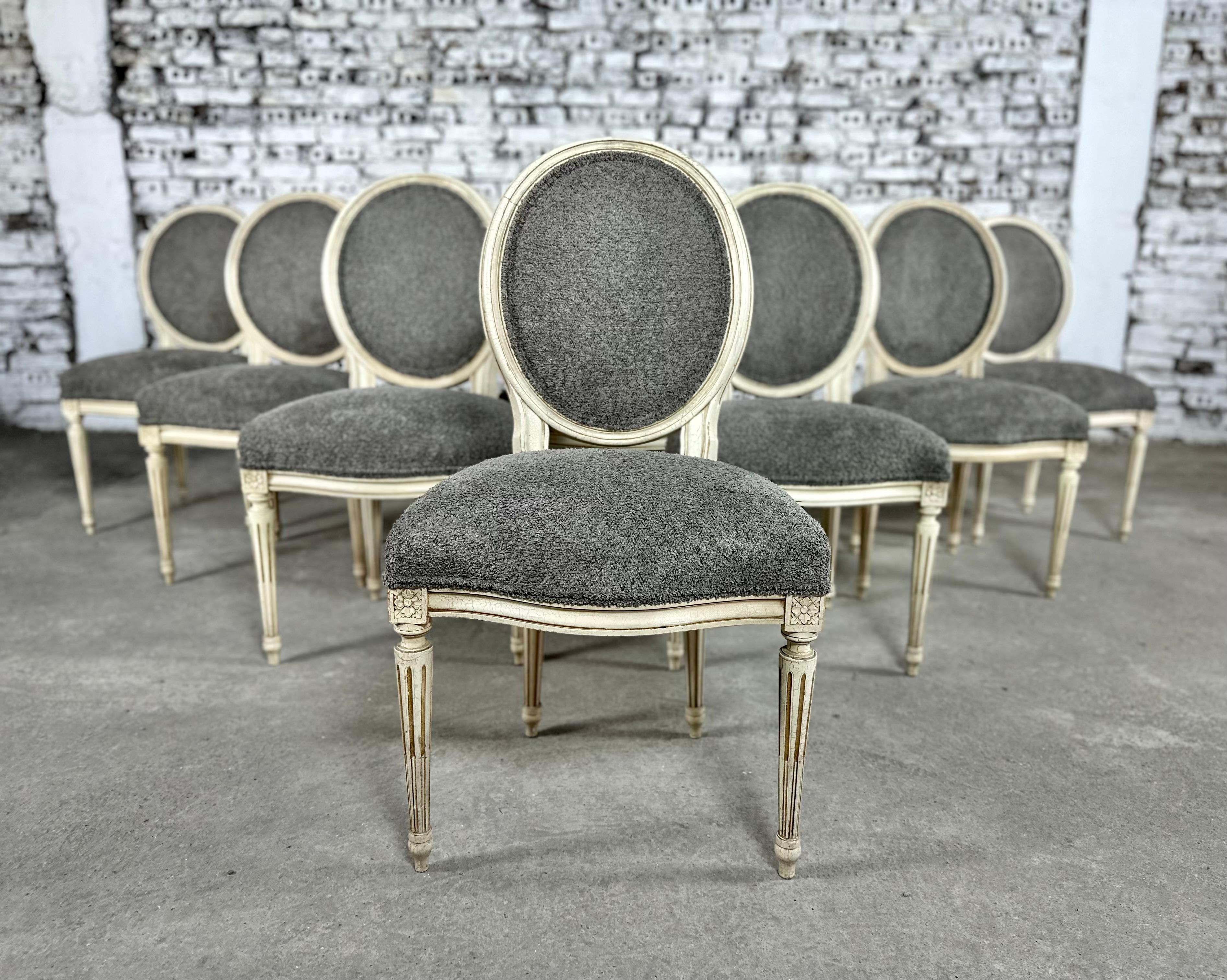 Chaises de salle à manger françaises de style Louis XVI à dossier médaillon, tapissées à nouveau - Ensemble  Bon état - En vente à Bridgeport, CT