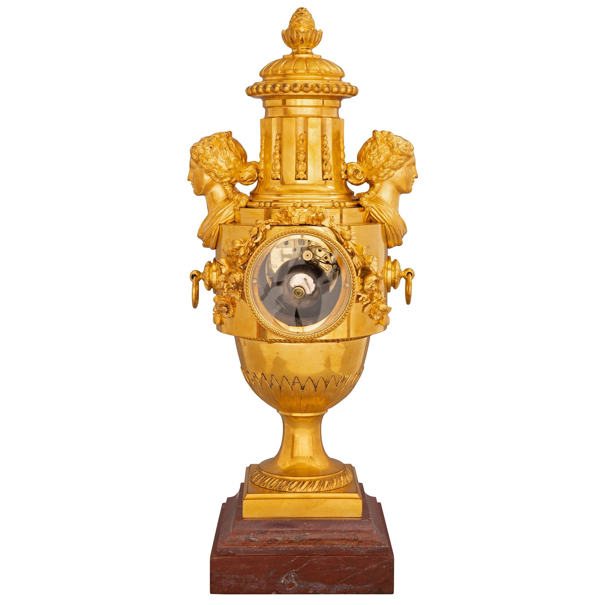  Horloge française de style Louis XVI du milieu du XIXe siècle en bronze doré et marbre rouge griotte Bon état - En vente à West Palm Beach, FL