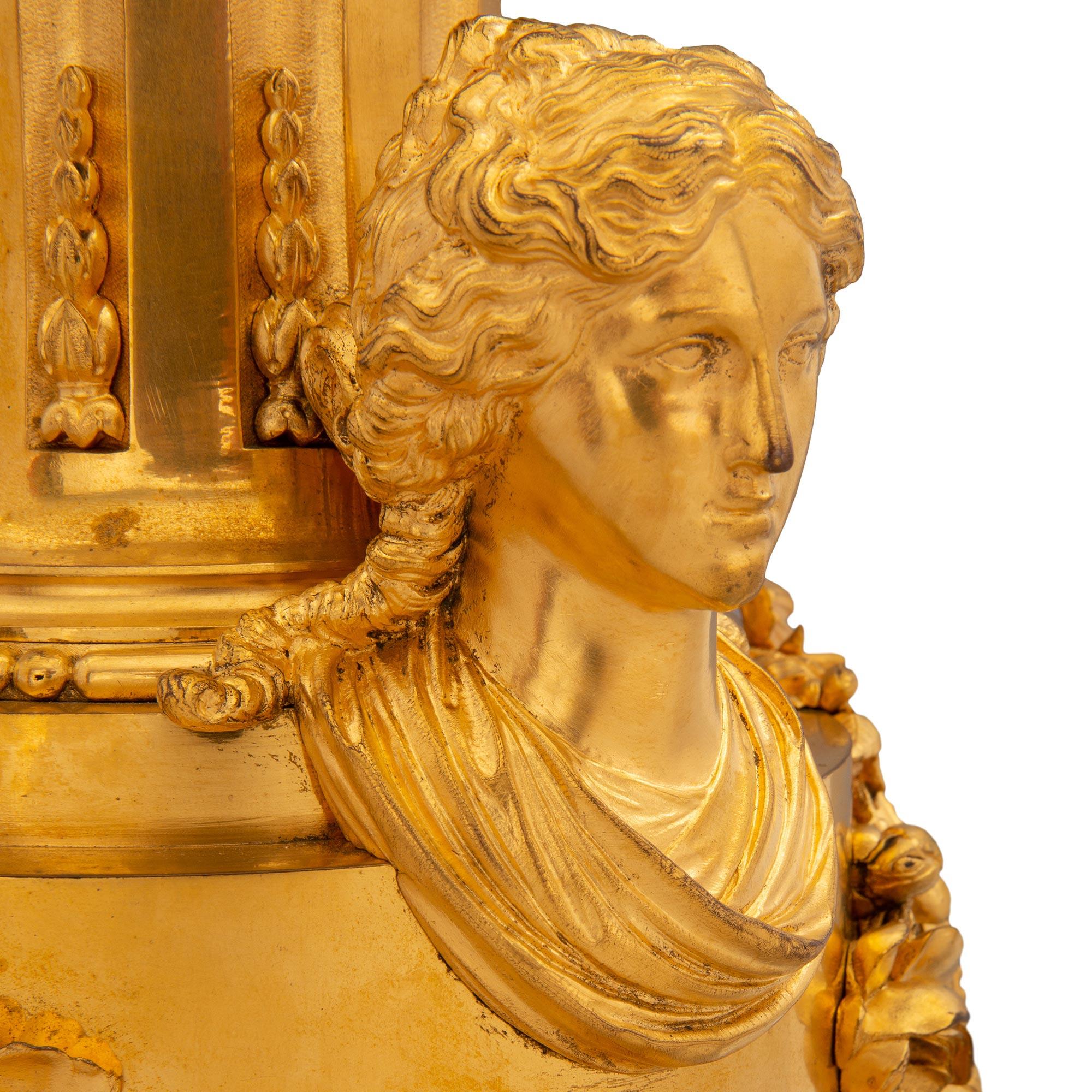  Horloge française de style Louis XVI du milieu du XIXe siècle en bronze doré et marbre rouge griotte en vente 1