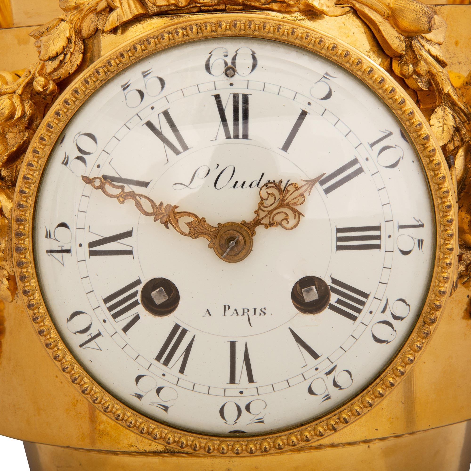  Horloge française de style Louis XVI du milieu du XIXe siècle en bronze doré et marbre rouge griotte en vente 2
