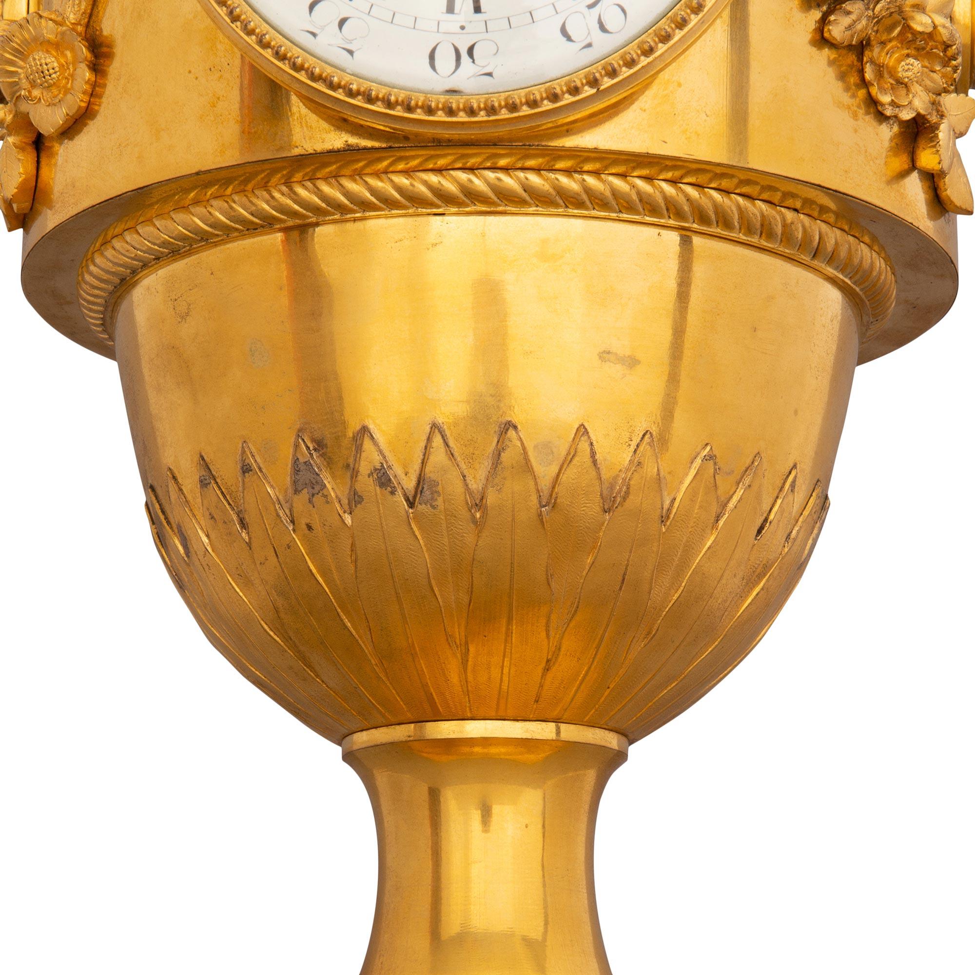  Horloge française de style Louis XVI du milieu du XIXe siècle en bronze doré et marbre rouge griotte en vente 3