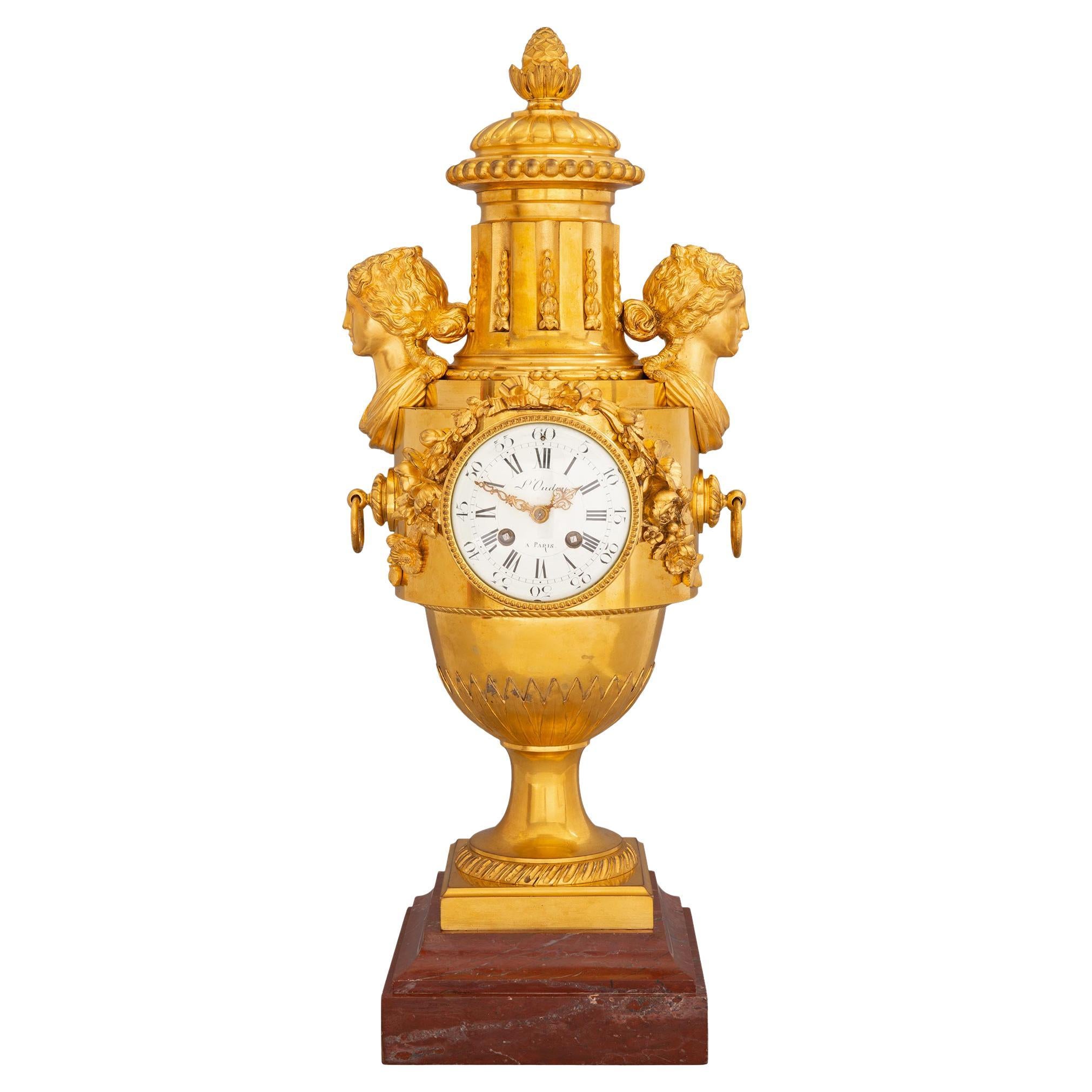 Horloge française de style Louis XVI du milieu du XIXe siècle en bronze doré et marbre rouge griotte