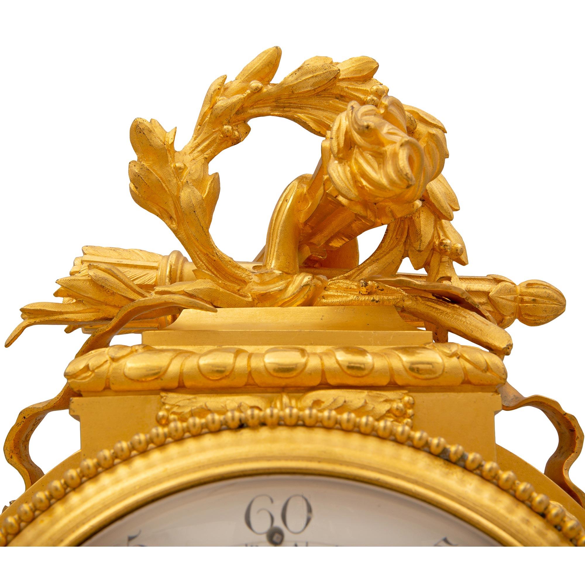 Horloge française de style Louis XVI du milieu du XIXe siècle en marbre doré, signée Frères Bon état - En vente à West Palm Beach, FL