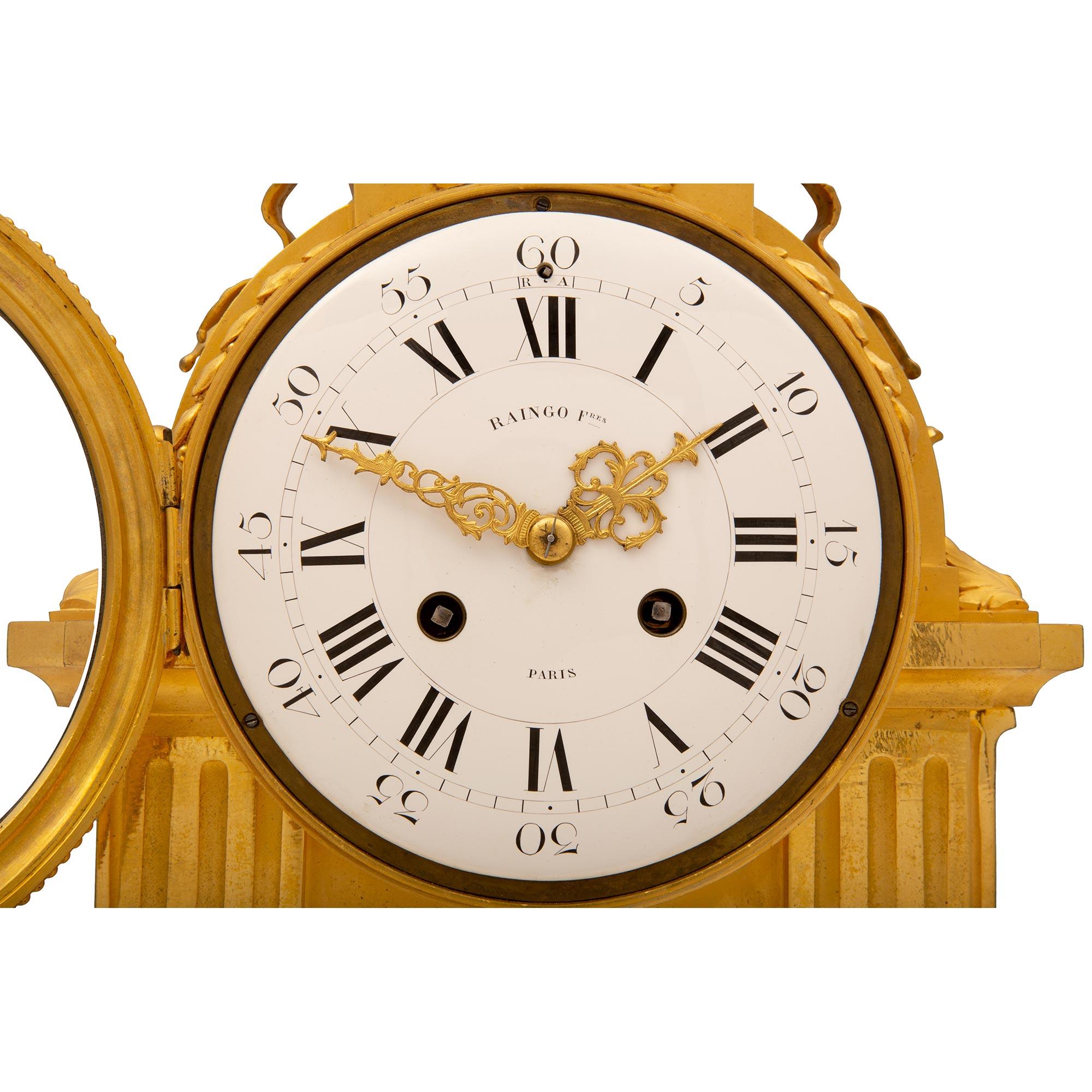 Bronze doré Horloge française de style Louis XVI du milieu du XIXe siècle en marbre doré, signée Frères en vente