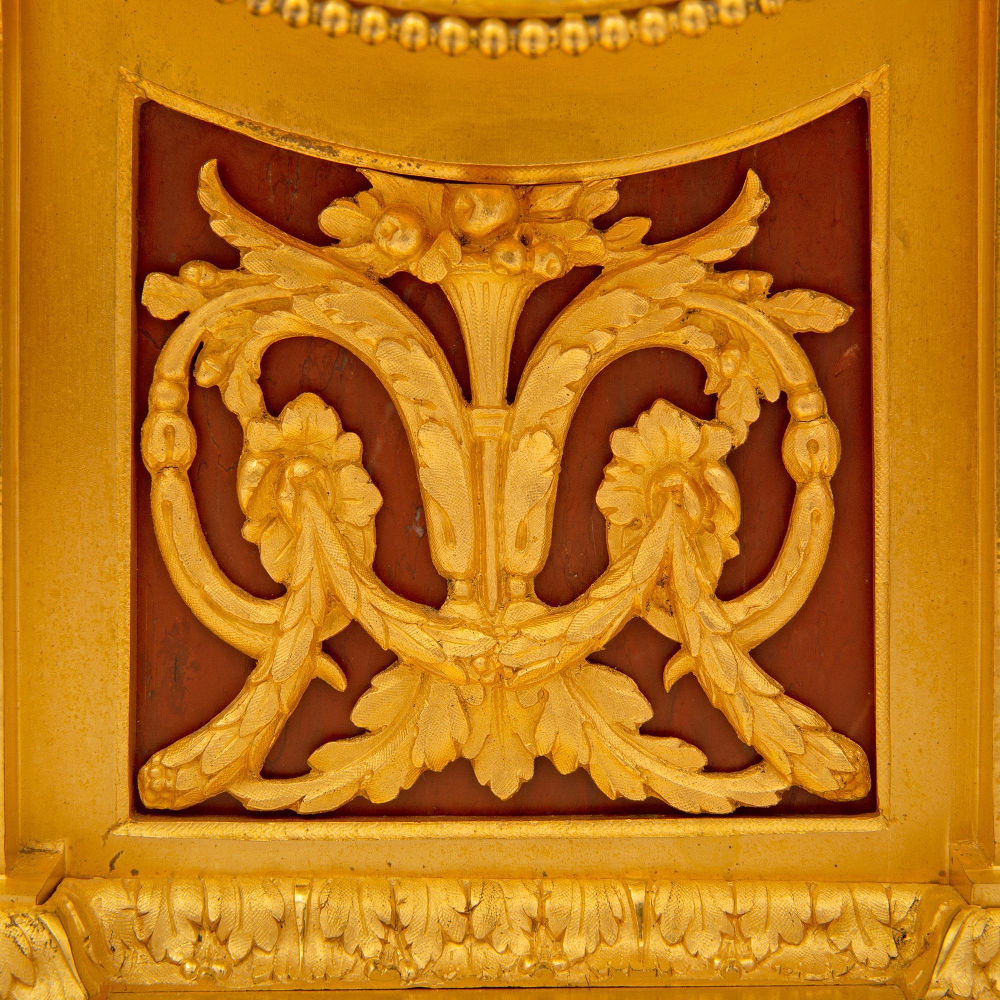 Horloge française de style Louis XVI du milieu du XIXe siècle en marbre doré, signée Frères en vente 1