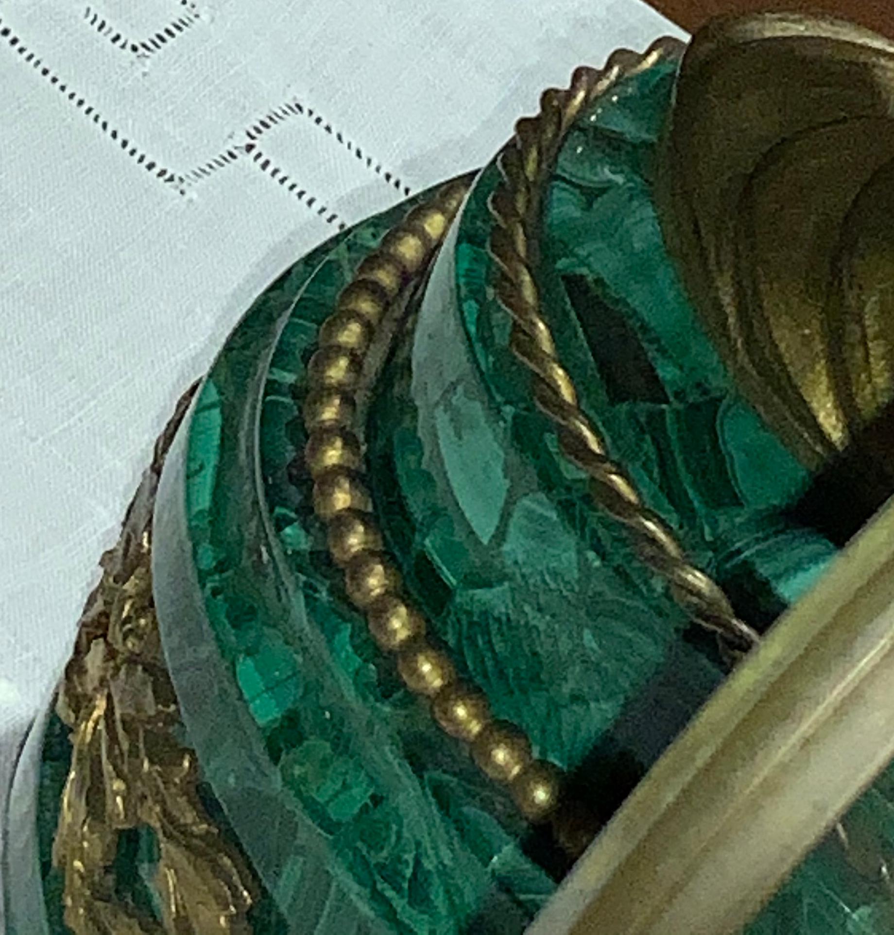 Kaminuhr aus Bronze mit Malachit im Louis-XVI.-Stil Napoleon III.-Stil im Angebot 5