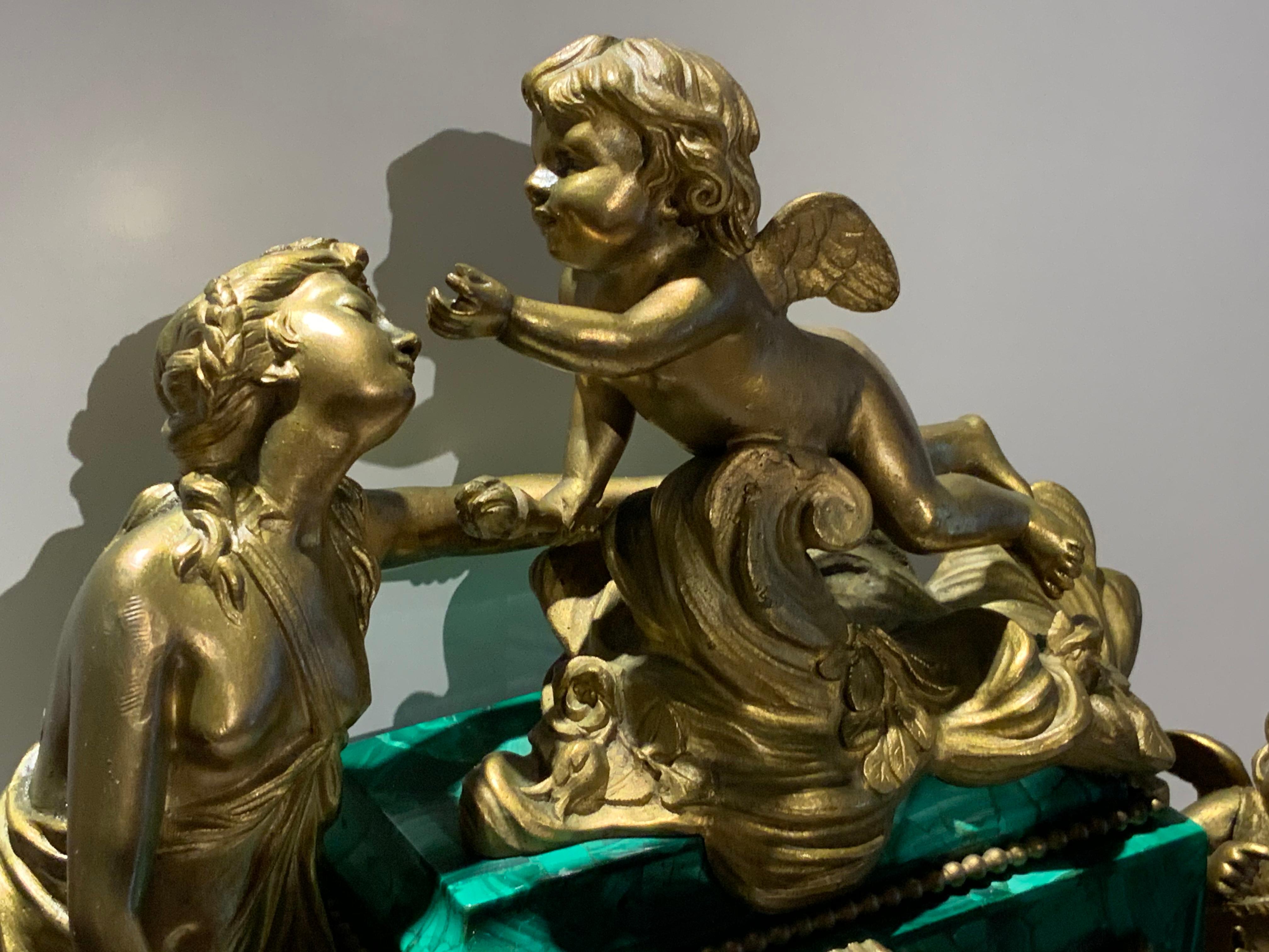 Kaminuhr aus Bronze mit Malachit im Louis-XVI.-Stil Napoleon III.-Stil im Zustand „Gut“ im Angebot in Guaynabo, PR