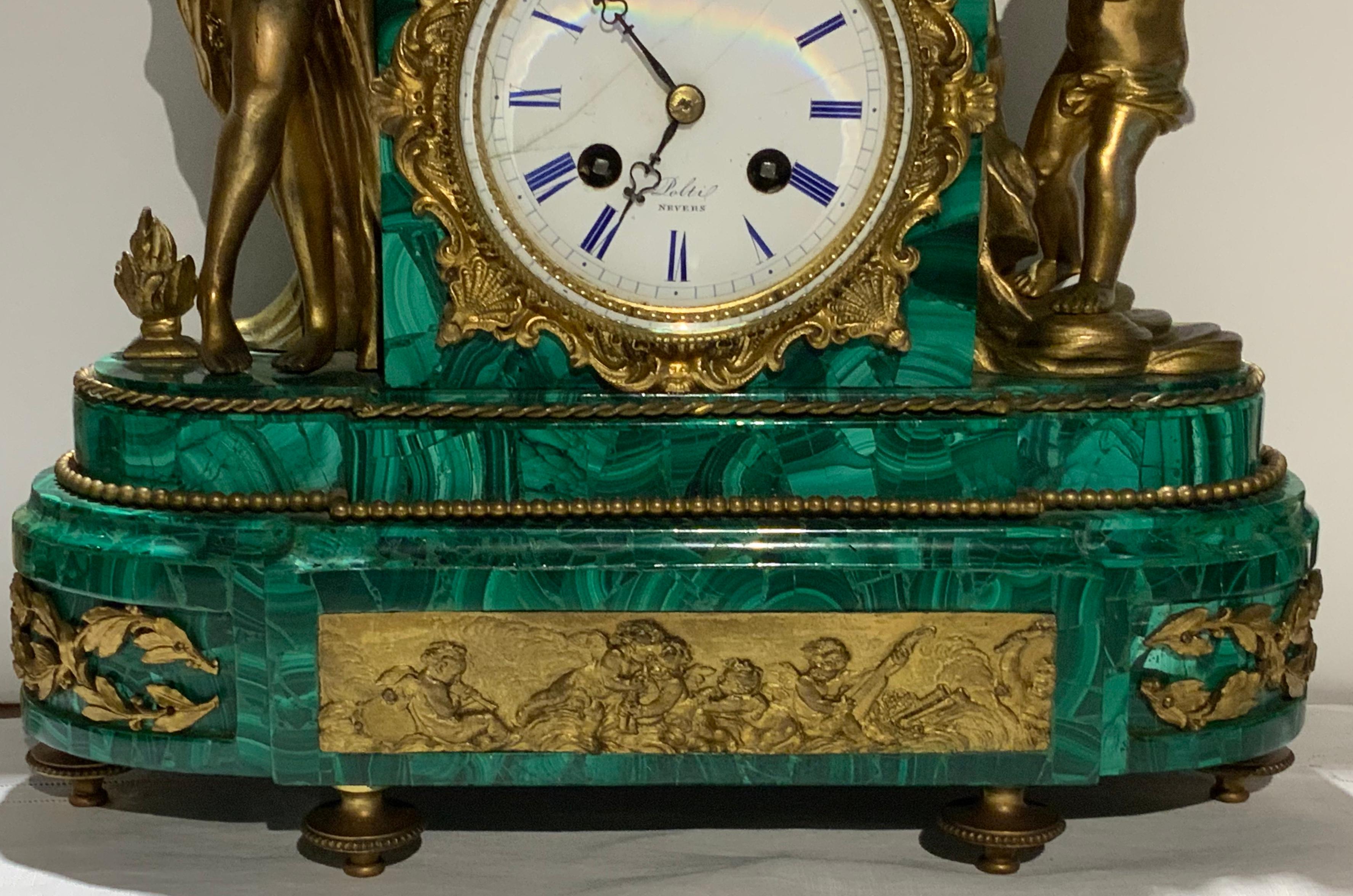 Kaminuhr aus Bronze mit Malachit im Louis-XVI.-Stil Napoleon III.-Stil (19. Jahrhundert) im Angebot