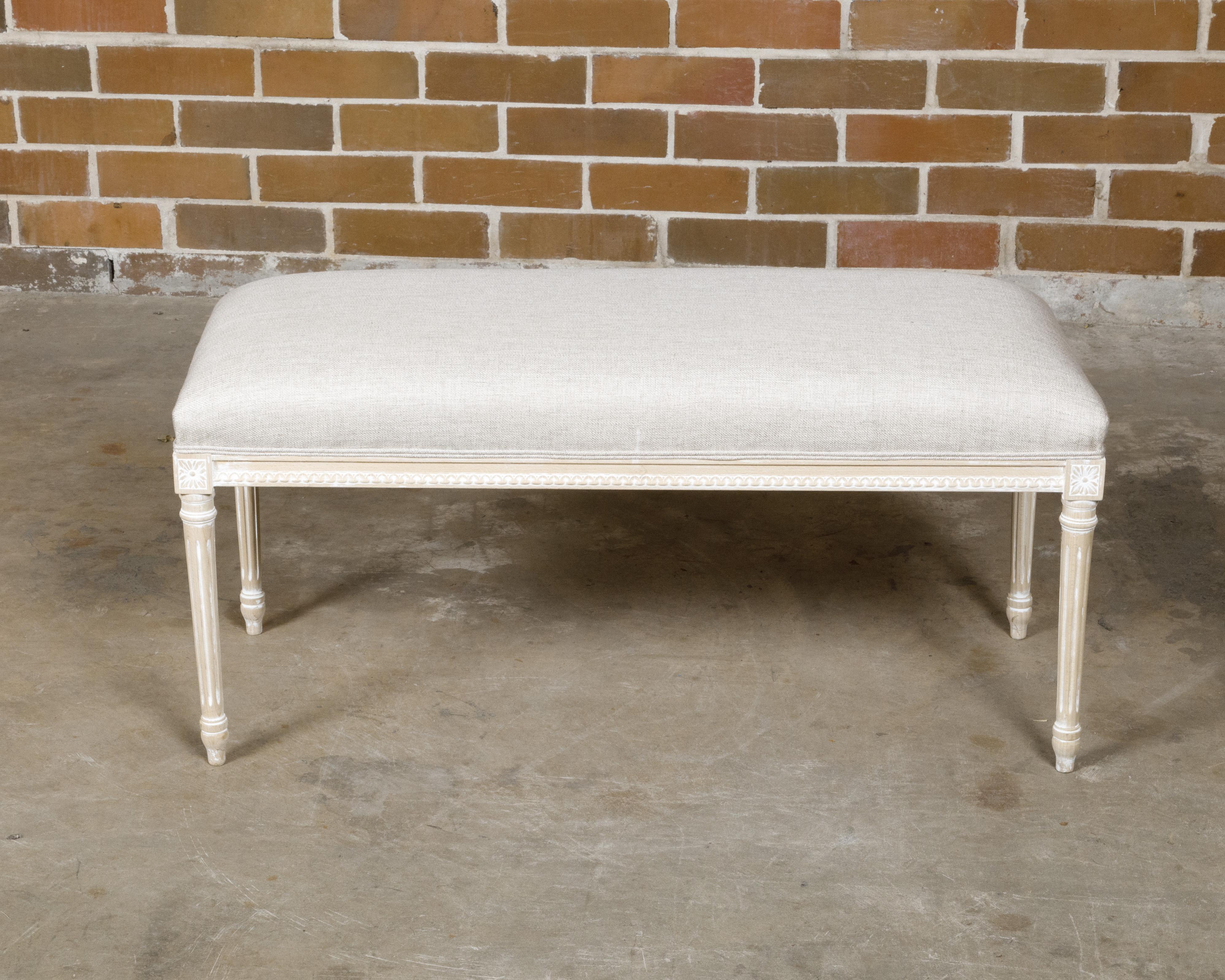 French Louis XVI Style Natural Wood Bench with White Painted Accents, circa 1900 For Sale 5