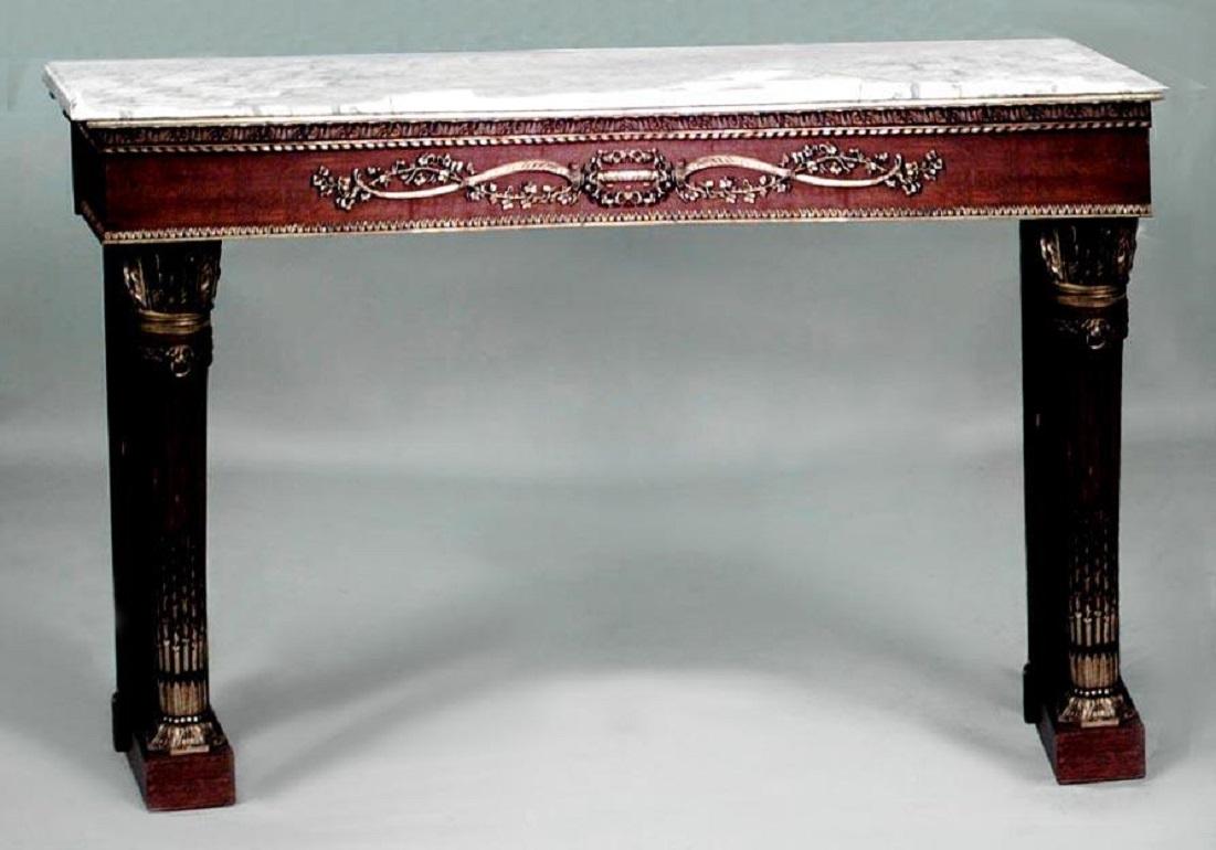 Consola francesa de roble estilo Luis XVI (s. XIX) con costados de columnas estriadas y cabezas de león y enredaderas florales con adornos de bronce y tapa de mármol blanco.

Estado antiguo