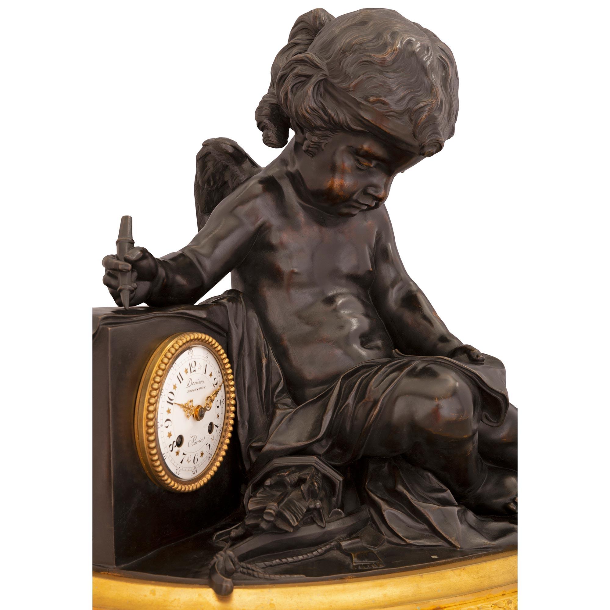 Uhr aus Goldbronze und patinierter Bronze im Louis-XVI-Stil, signiert von Deniere (Patiniert) im Angebot