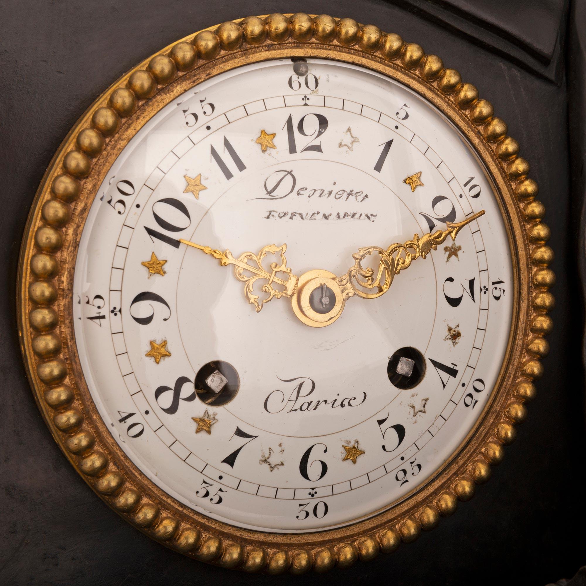 Uhr aus Goldbronze und patinierter Bronze im Louis-XVI-Stil, signiert von Deniere (19. Jahrhundert) im Angebot