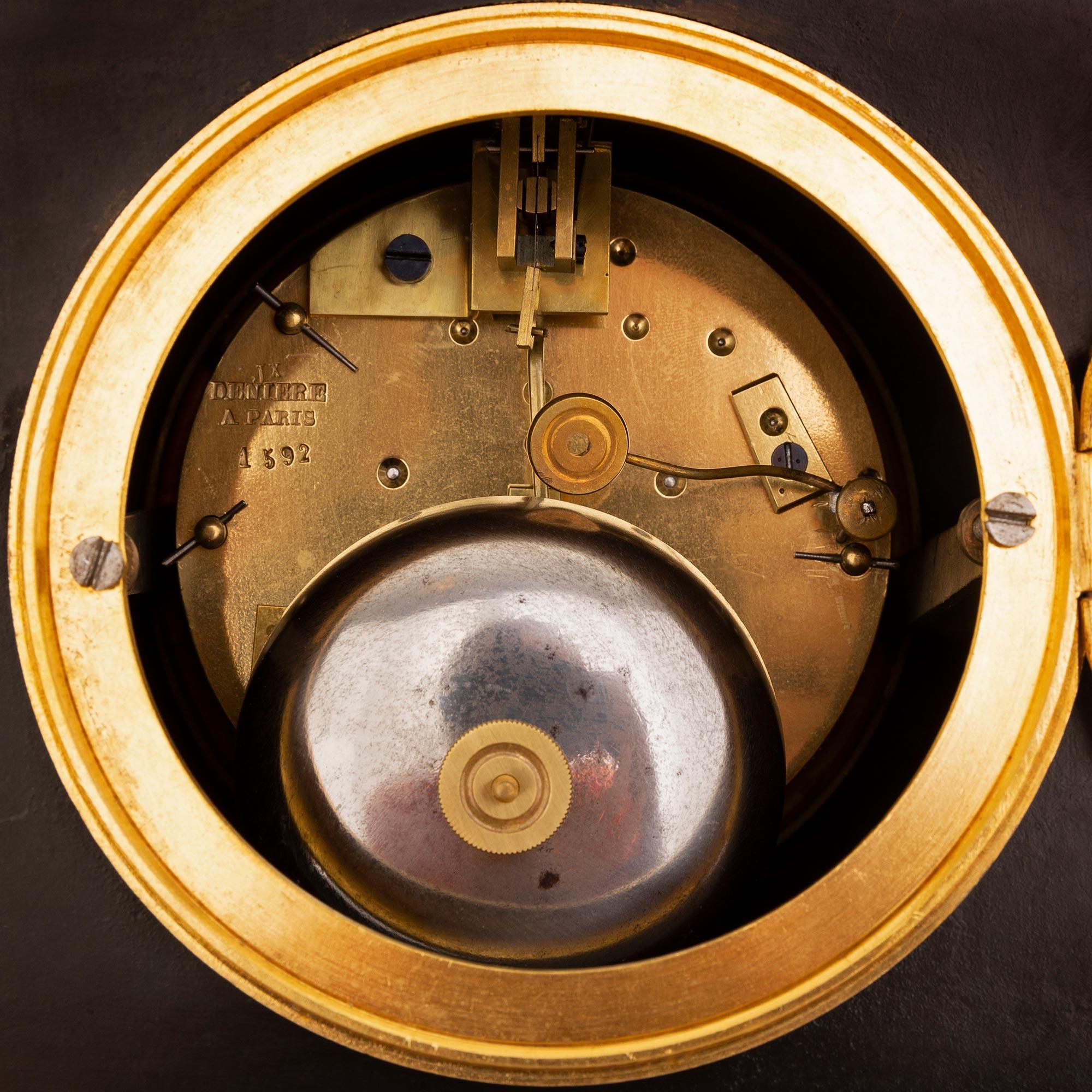 Uhr aus Goldbronze und patinierter Bronze im Louis-XVI-Stil, signiert von Deniere im Angebot 2