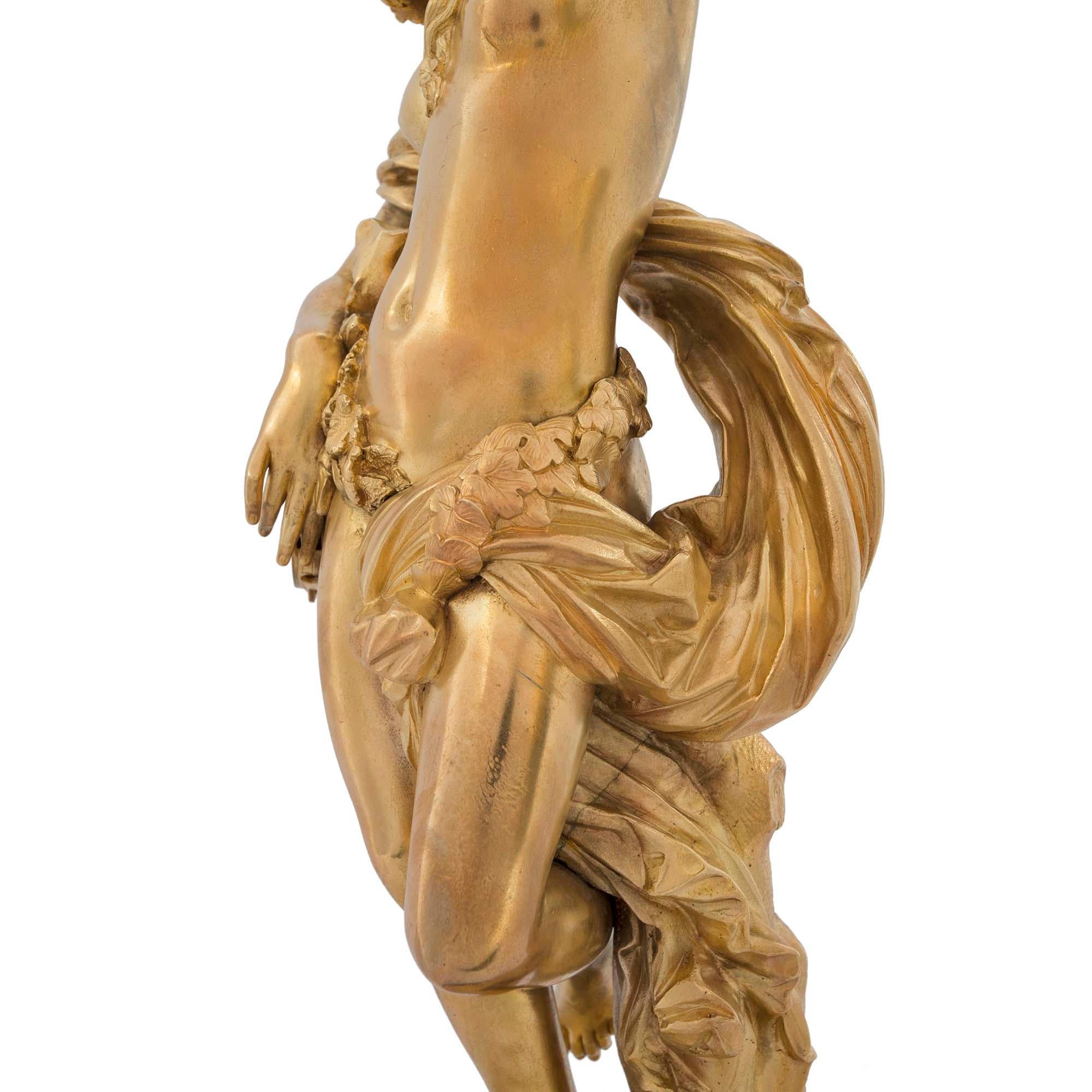 Statues figuratives festives françaises en bronze doré de style Louis XVI, signées Devaulx en vente 3