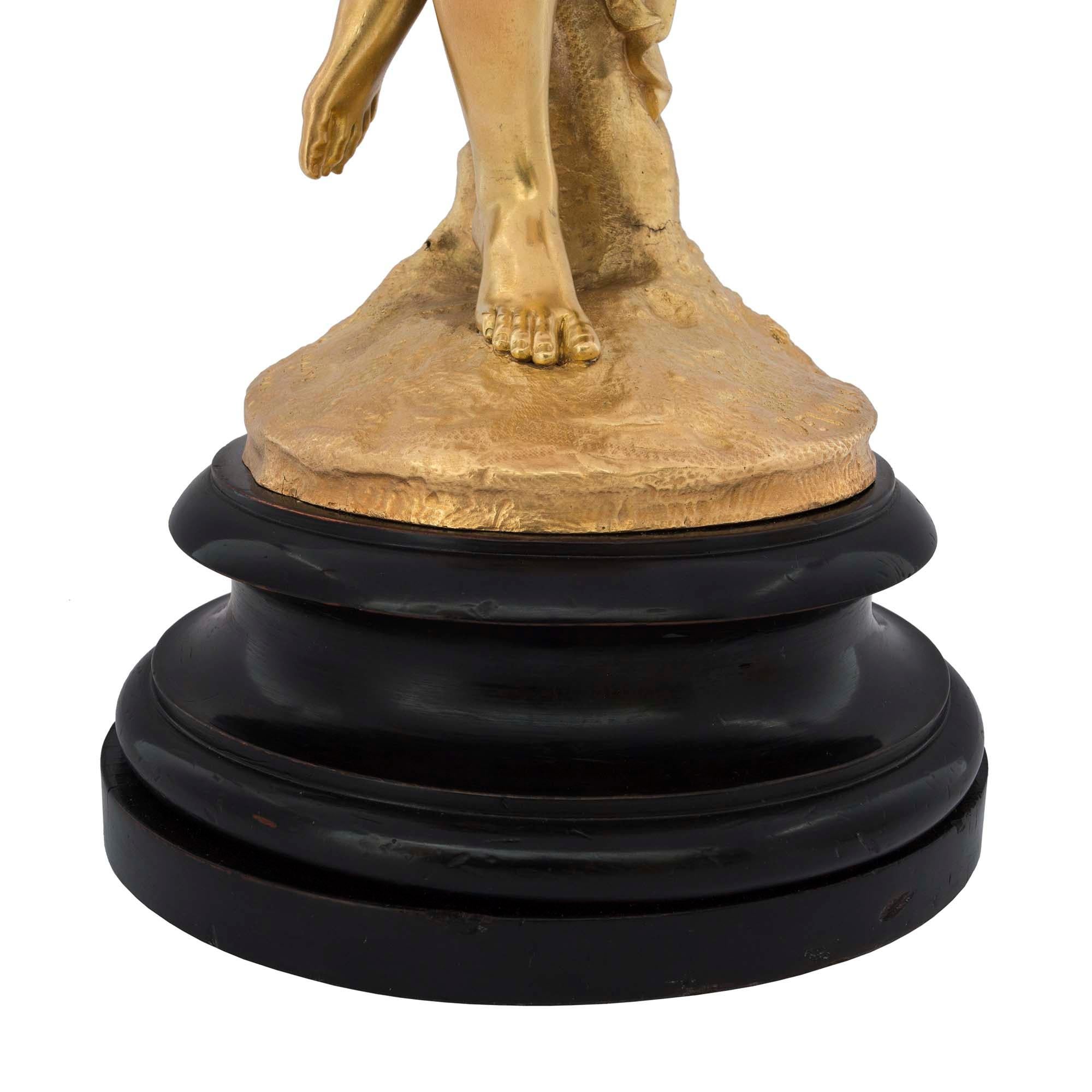 Statues figuratives festives françaises en bronze doré de style Louis XVI, signées Devaulx en vente 4