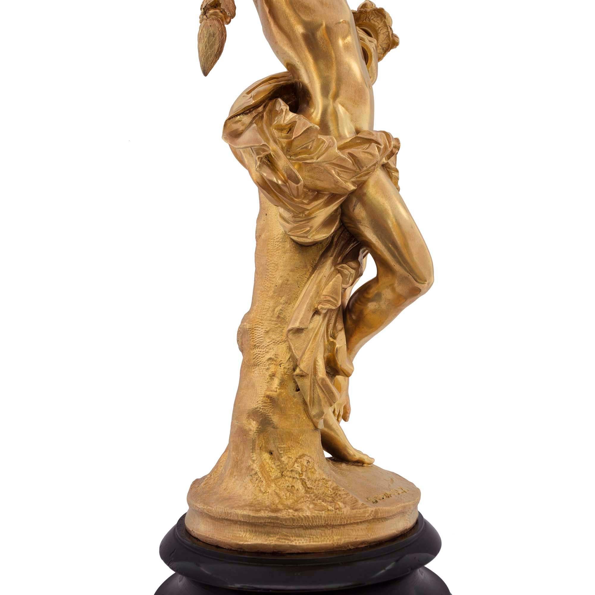 Statues figuratives festives françaises en bronze doré de style Louis XVI, signées Devaulx en vente 2